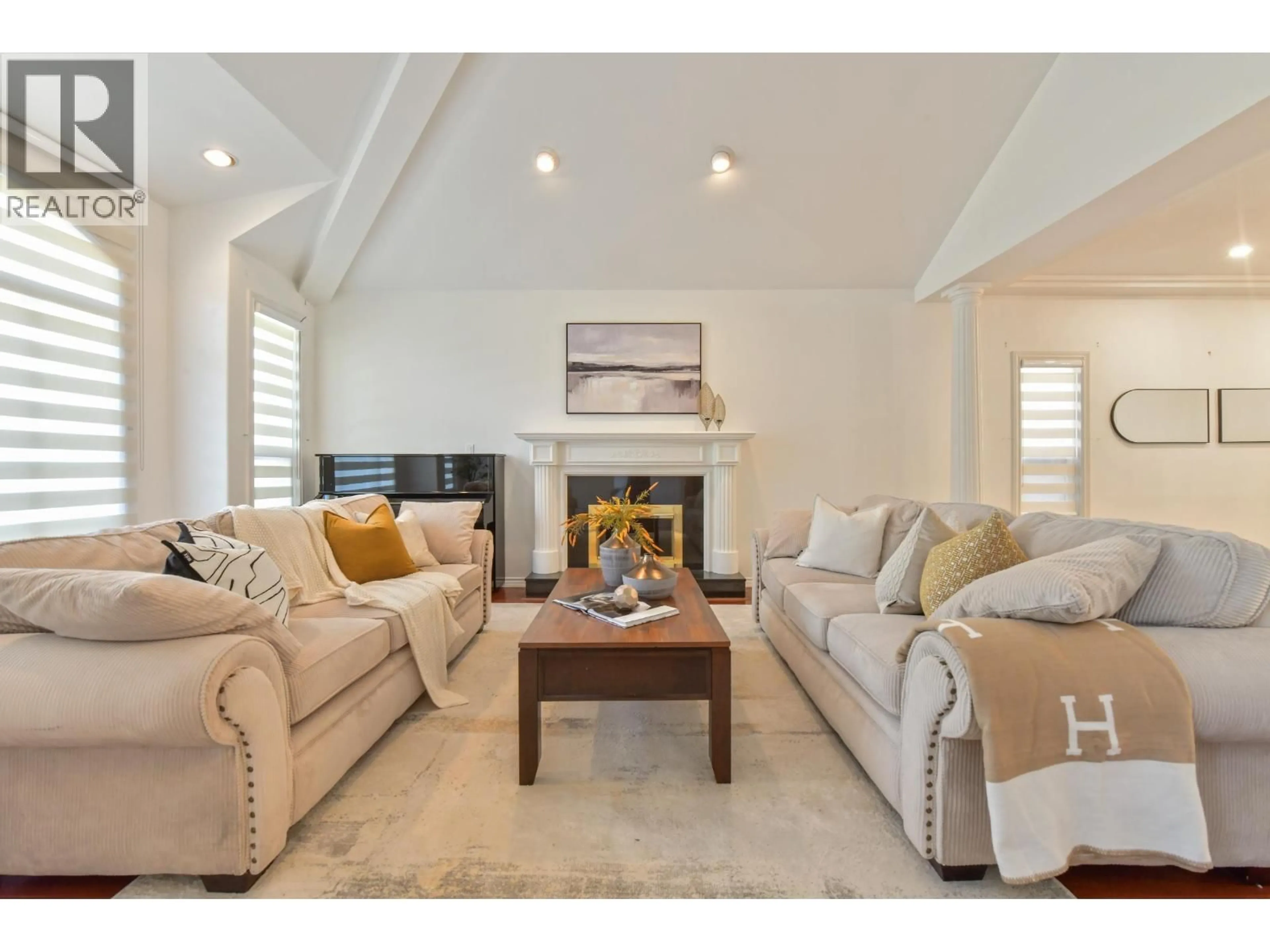Living room with furniture, unknown for 9760 GILHURST CRESCENT, Richmond British Columbia V7A1P2
