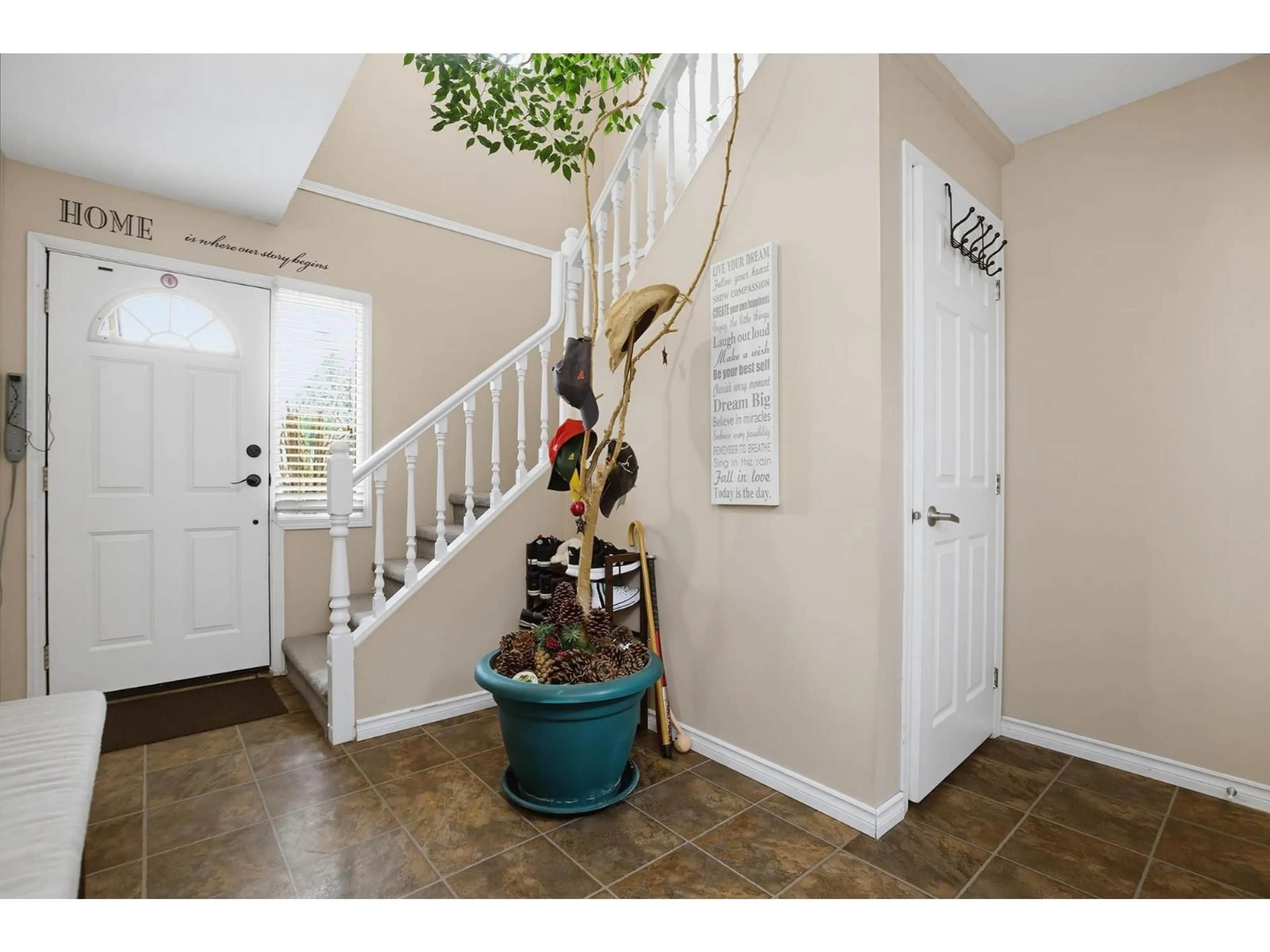 Indoor entryway for 7957 BURDOCK STREET, Mission British Columbia V2V4Y5