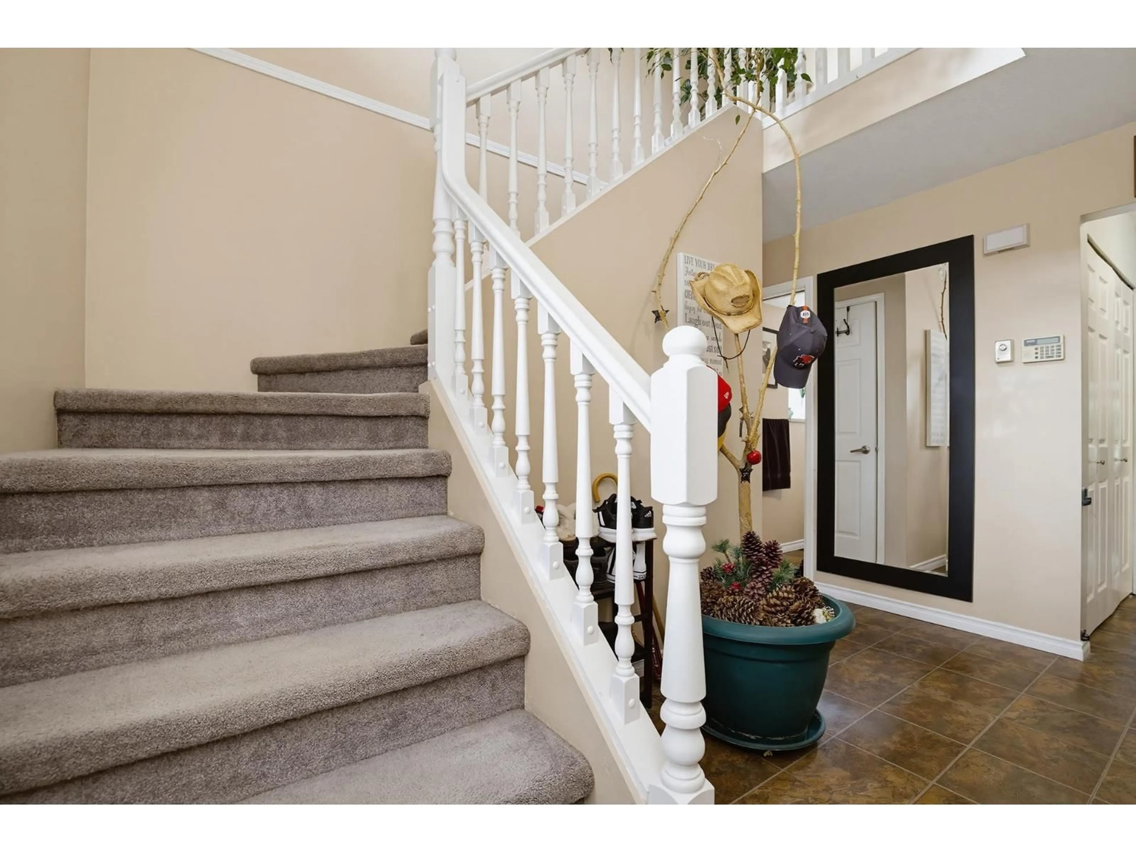 Indoor foyer for 7957 BURDOCK STREET, Mission British Columbia V2V4Y5