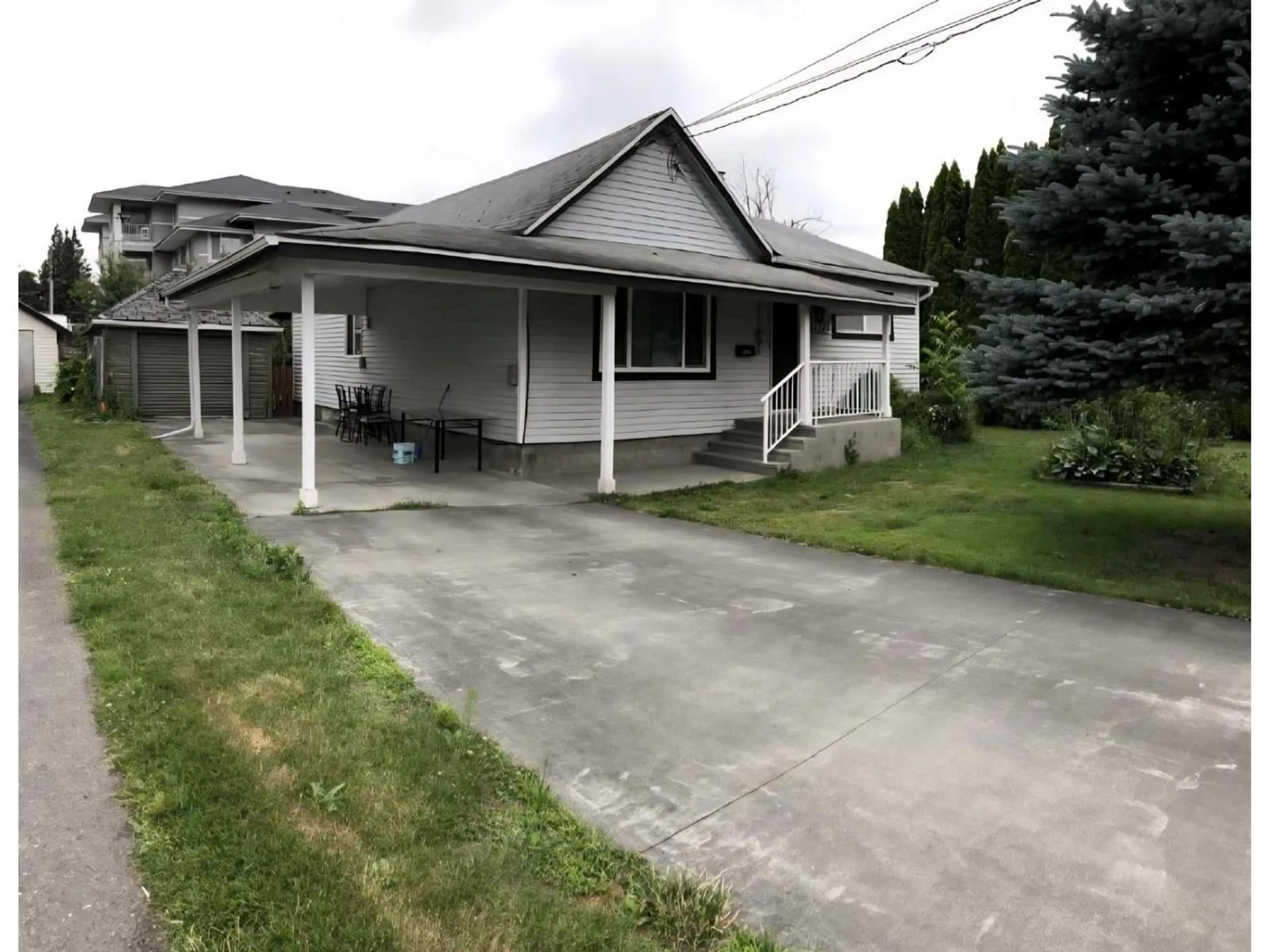 A pic from outside/outdoor area/front of a property/back of a property/a pic from drone, street for 46249 SECOND AVENUE, Chilliwack British Columbia V2P1T1