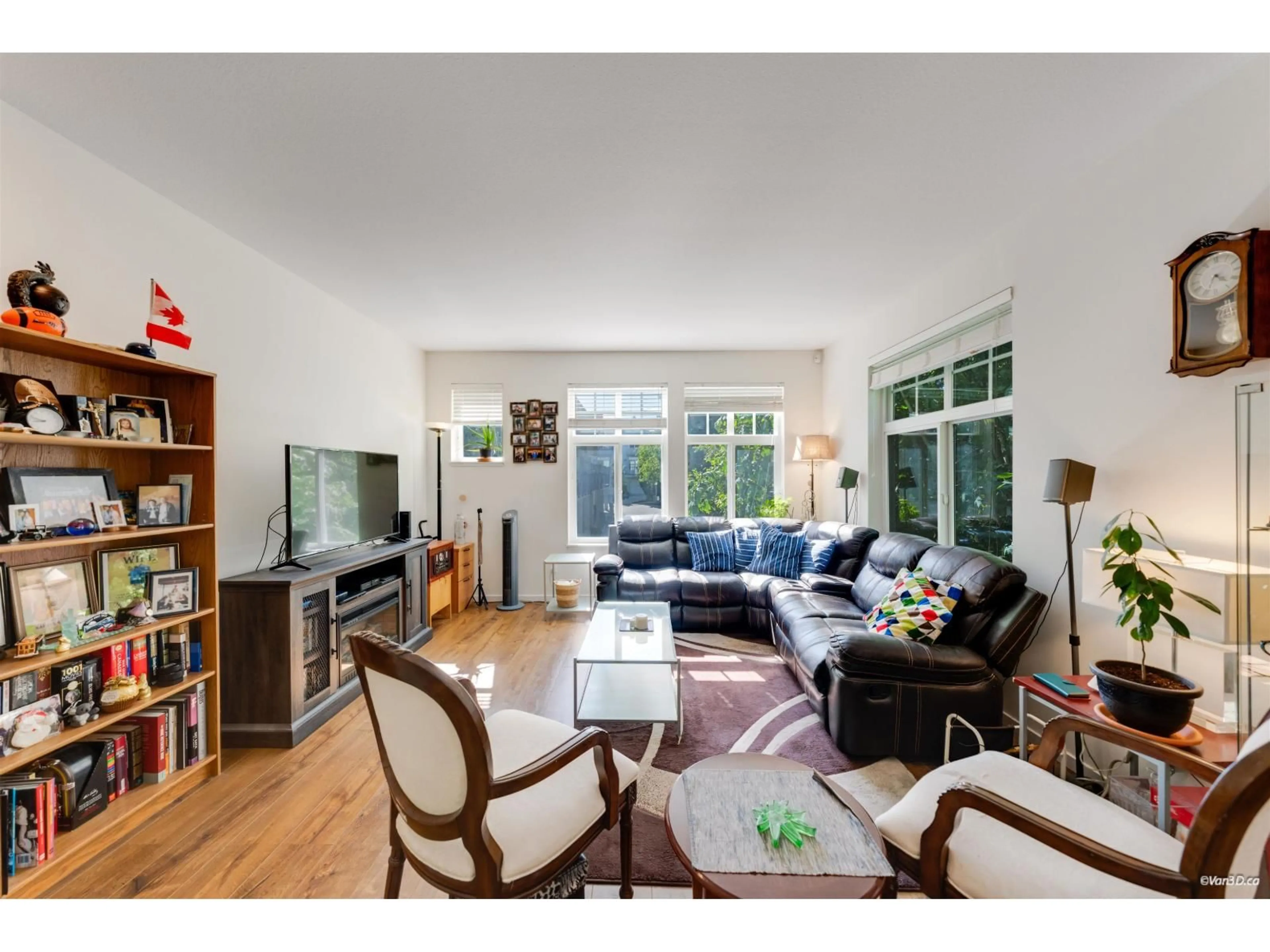 Living room with furniture, wood/laminate floor for 39 - 5858 142 STREET, Surrey British Columbia V3X0H2