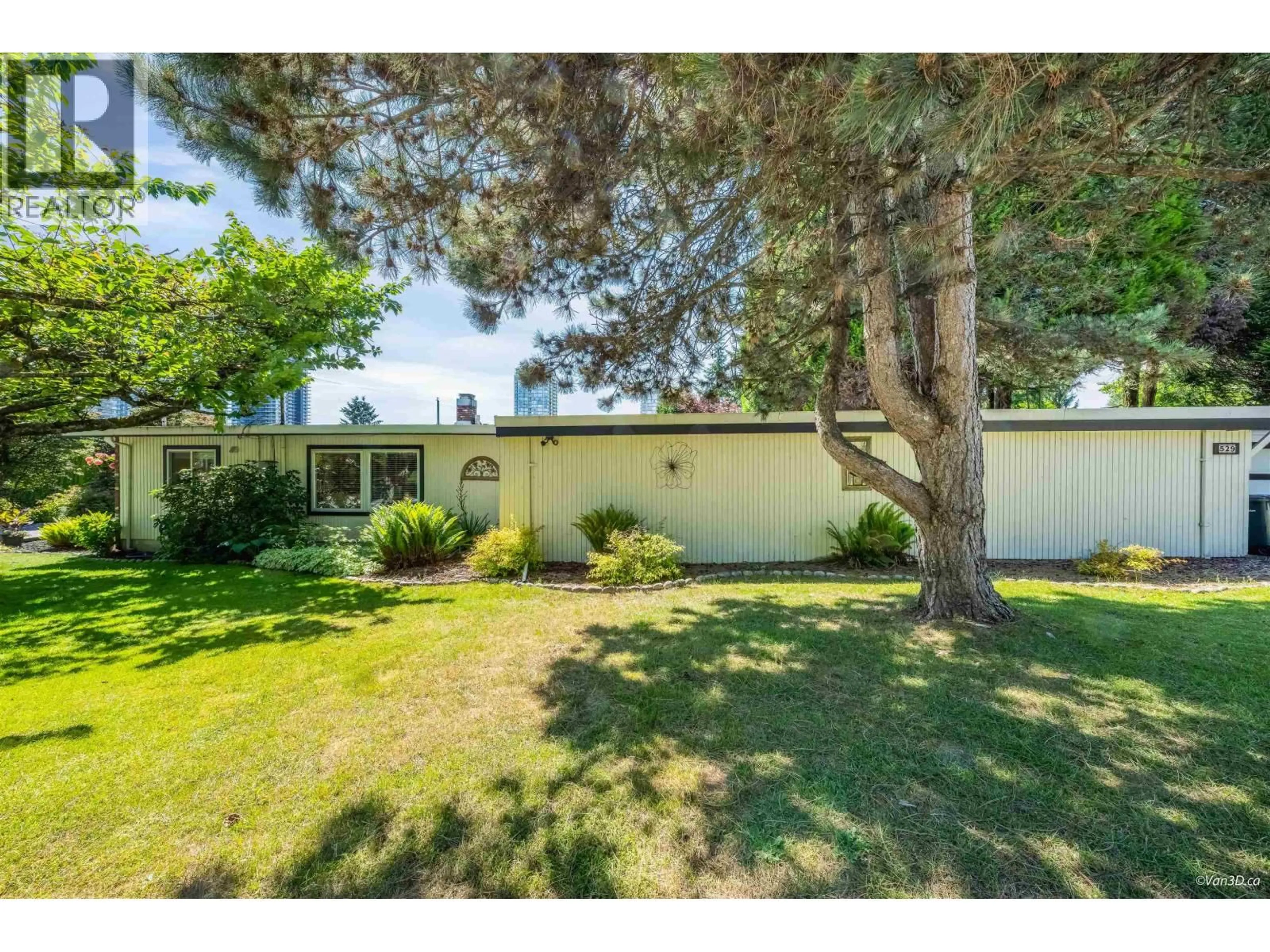 A pic from outside/outdoor area/front of a property/back of a property/a pic from drone, street for 529 APPIAN WAY, Coquitlam British Columbia V3J2A6