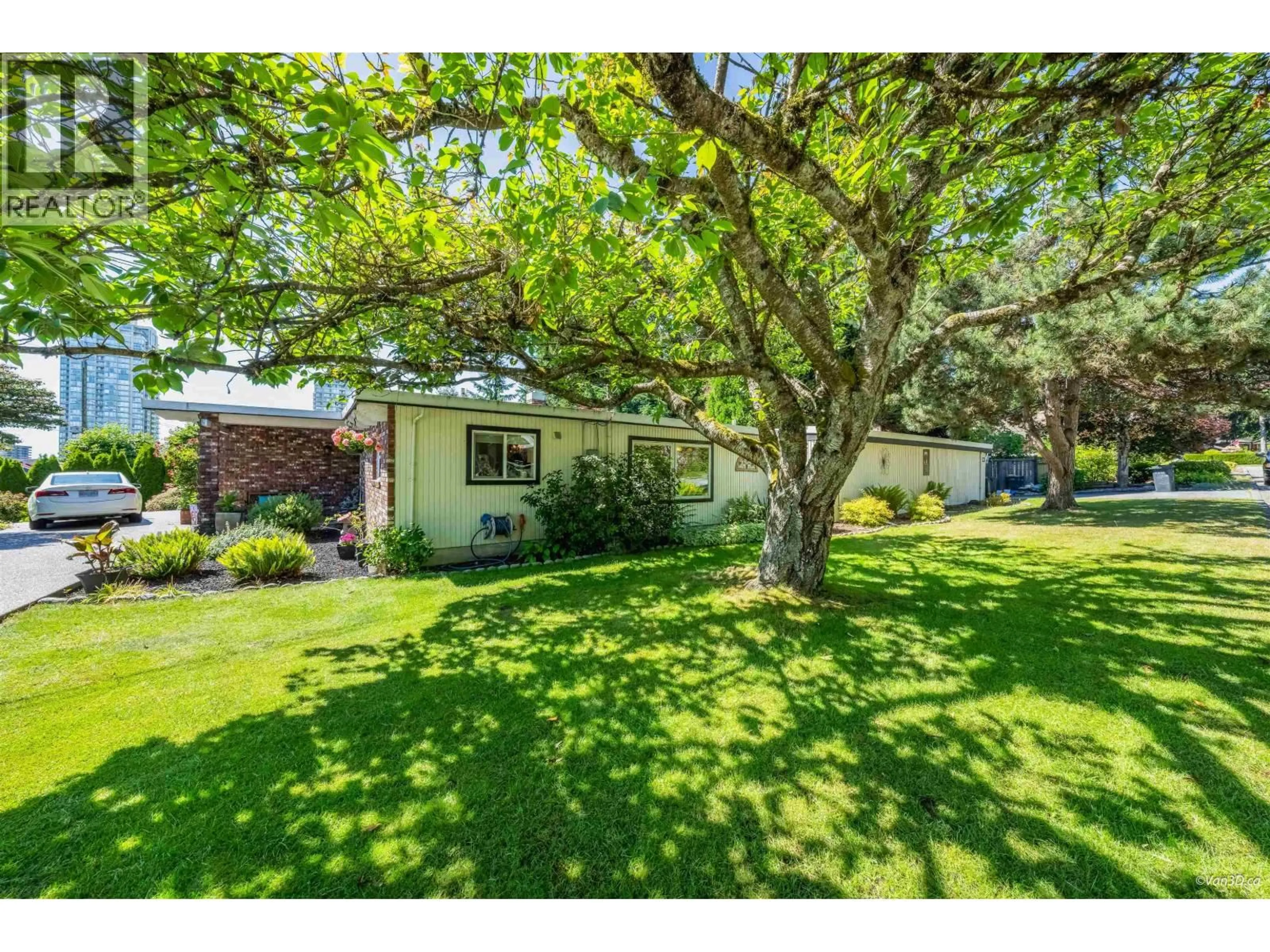 A pic from outside/outdoor area/front of a property/back of a property/a pic from drone, street for 529 APPIAN WAY, Coquitlam British Columbia V3J2A6