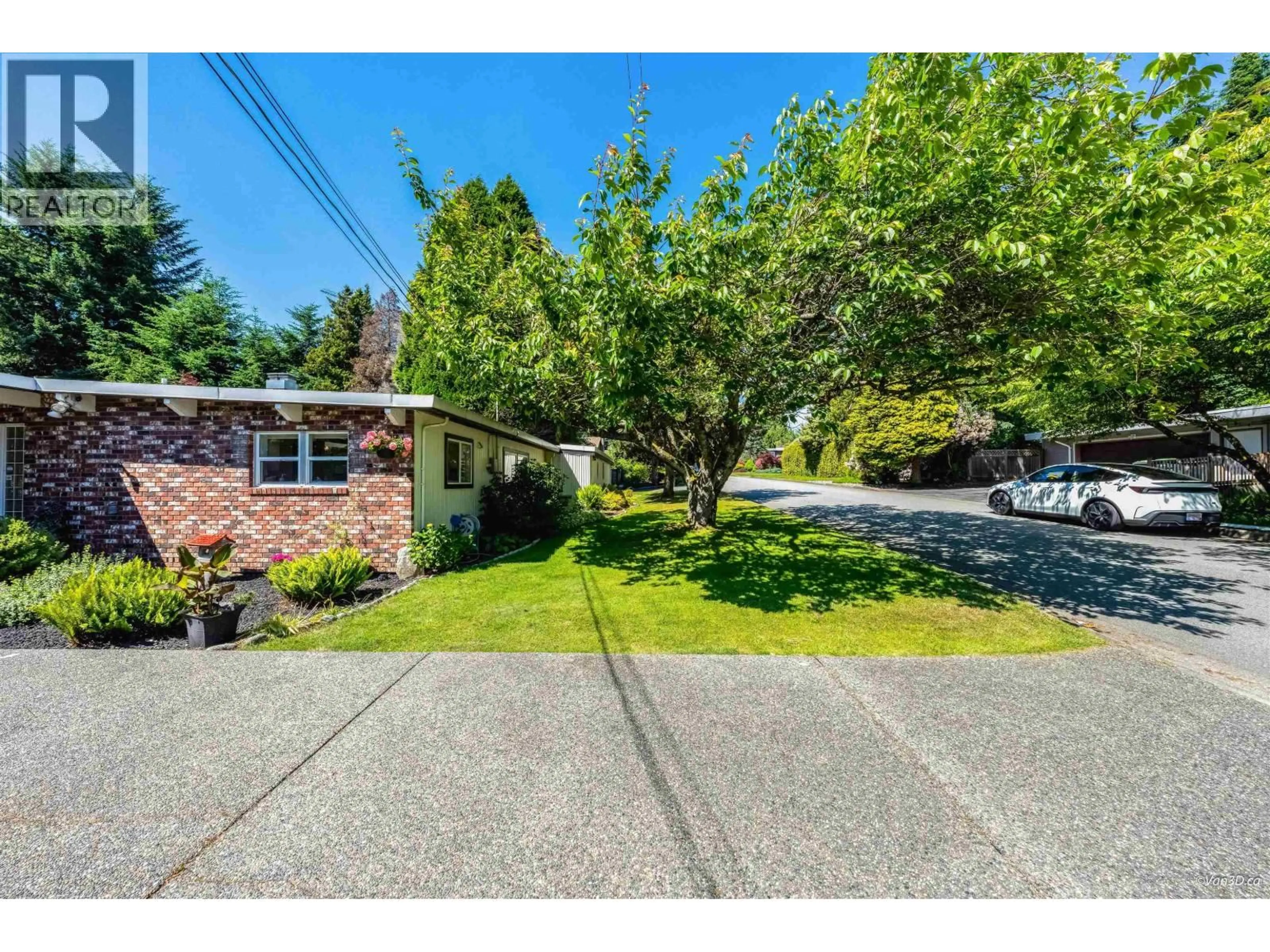 A pic from outside/outdoor area/front of a property/back of a property/a pic from drone, street for 529 APPIAN WAY, Coquitlam British Columbia V3J2A6