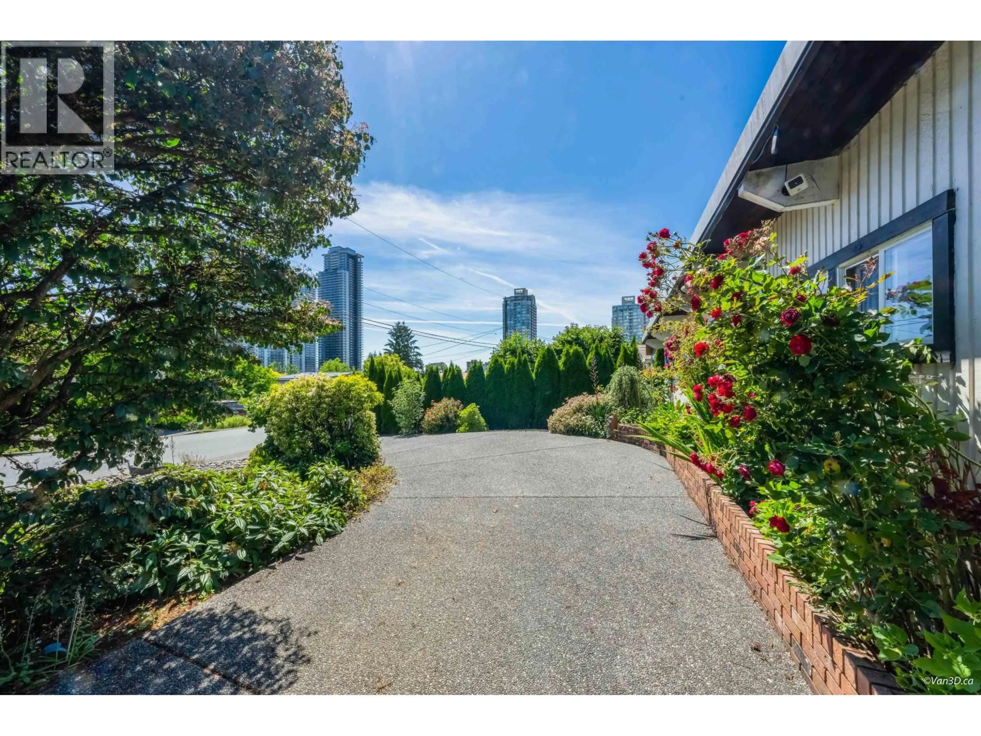 A pic from outside/outdoor area/front of a property/back of a property/a pic from drone, street for 529 APPIAN WAY, Coquitlam British Columbia V3J2A6