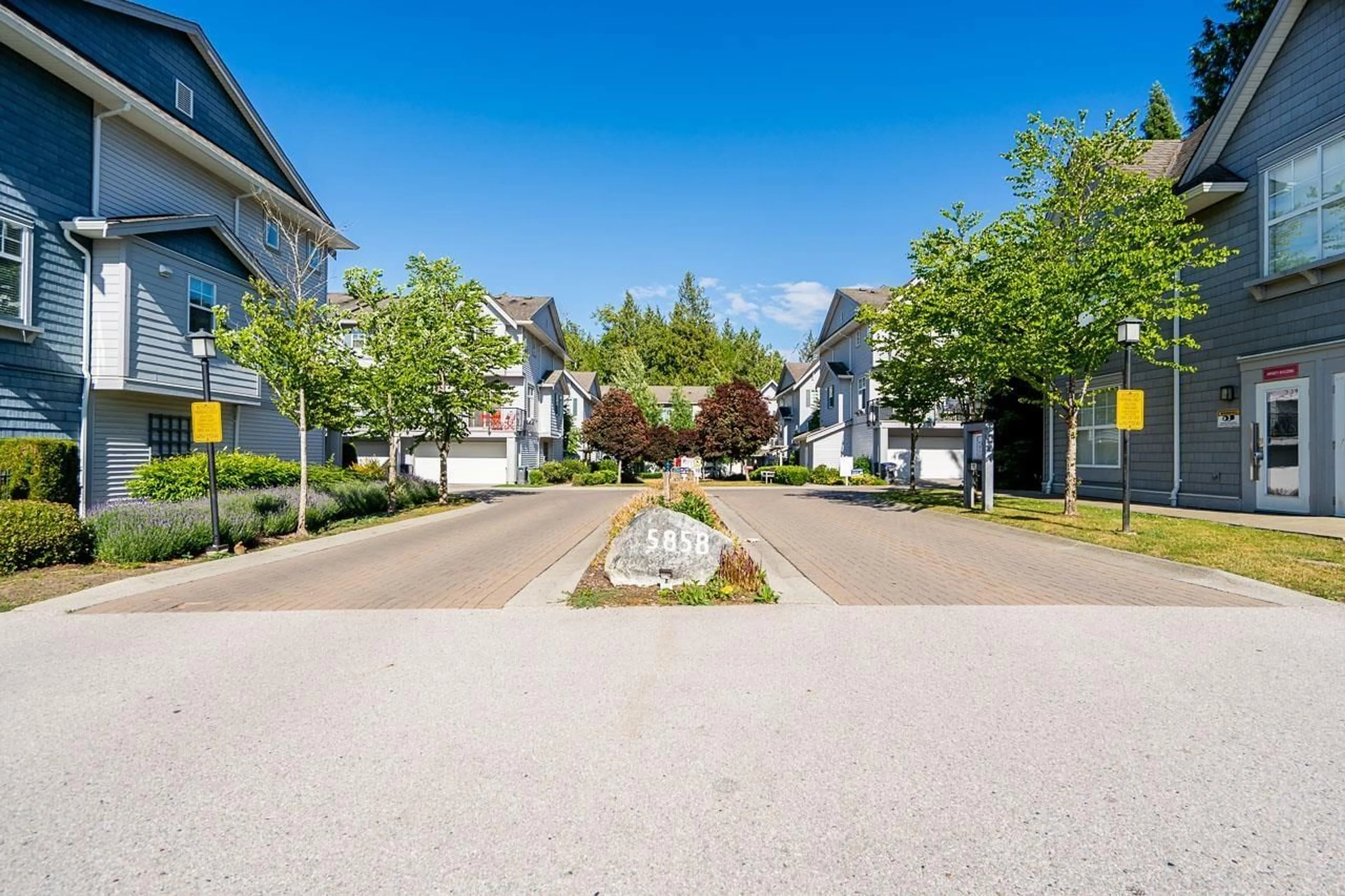 Patio, street for 46 - 5858 142 STREET, Surrey British Columbia V3X0H2