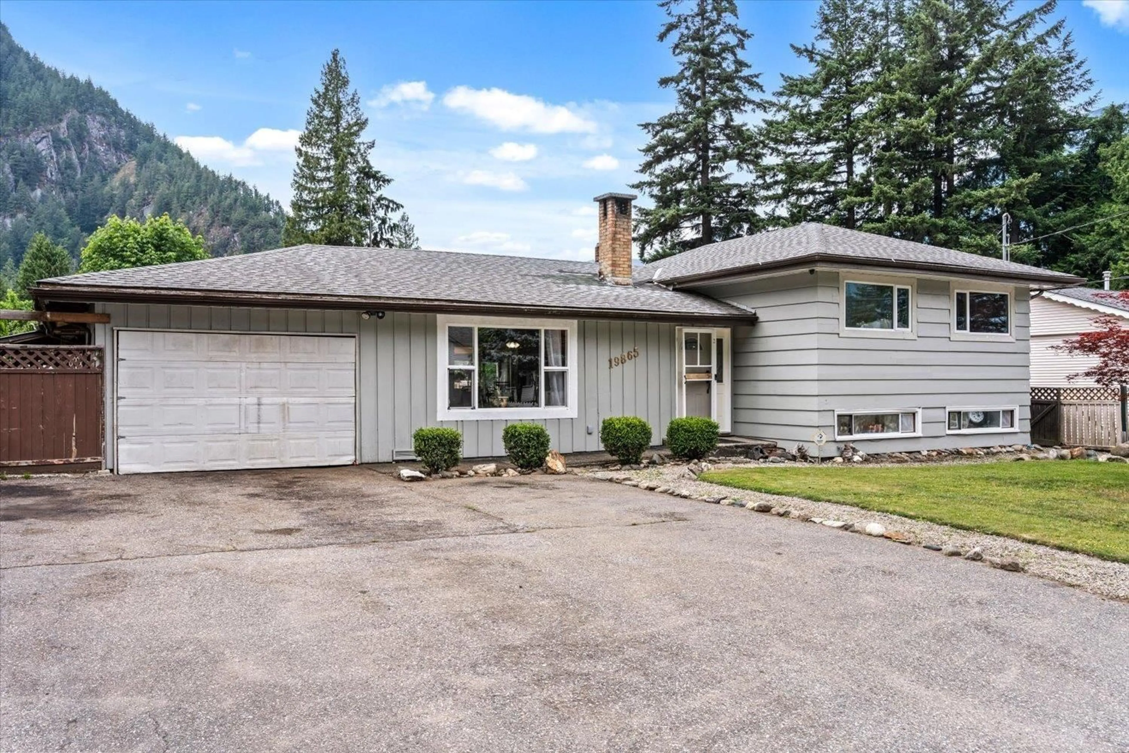 Home with vinyl exterior material, street for 19865 PETER STREET, Hope British Columbia V0X1L2