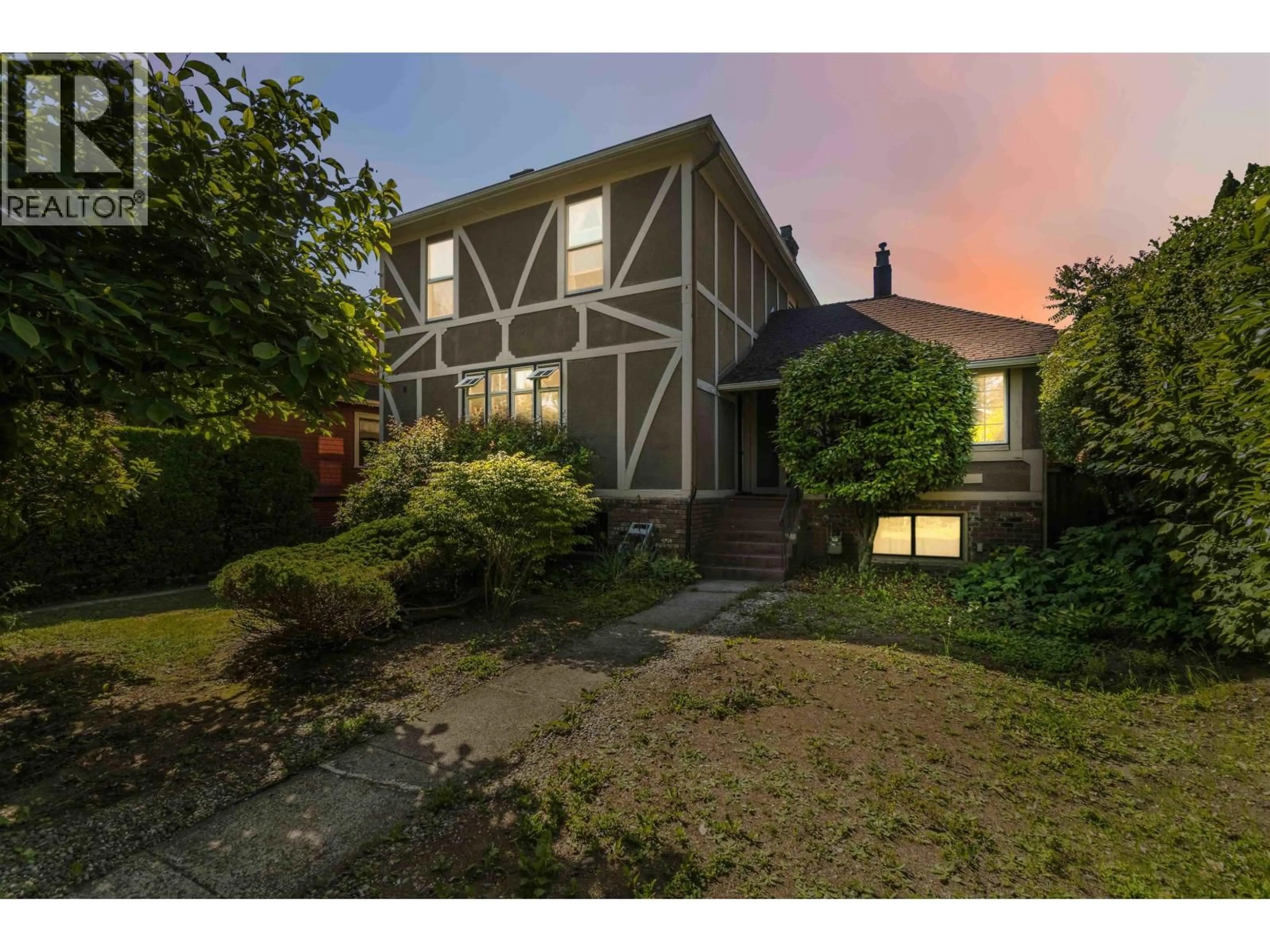 A pic from outside/outdoor area/front of a property/back of a property/a pic from drone, street for 205 FOURTH AVENUE, New Westminster British Columbia V3L1N5