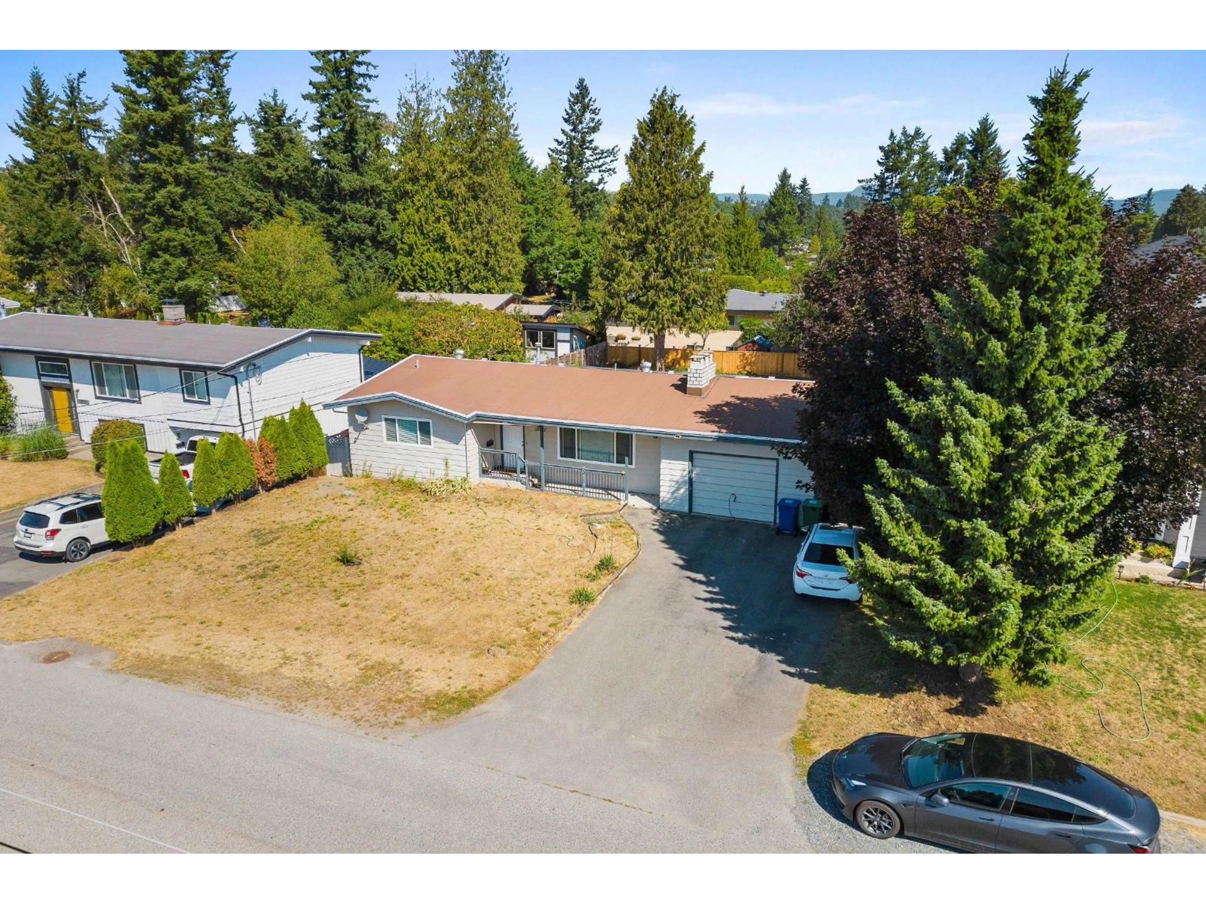 A pic from outside/outdoor area/front of a property/back of a property/a pic from drone, street for 31919 ROYAL CRESCENT, Abbotsford British Columbia V2T2J2