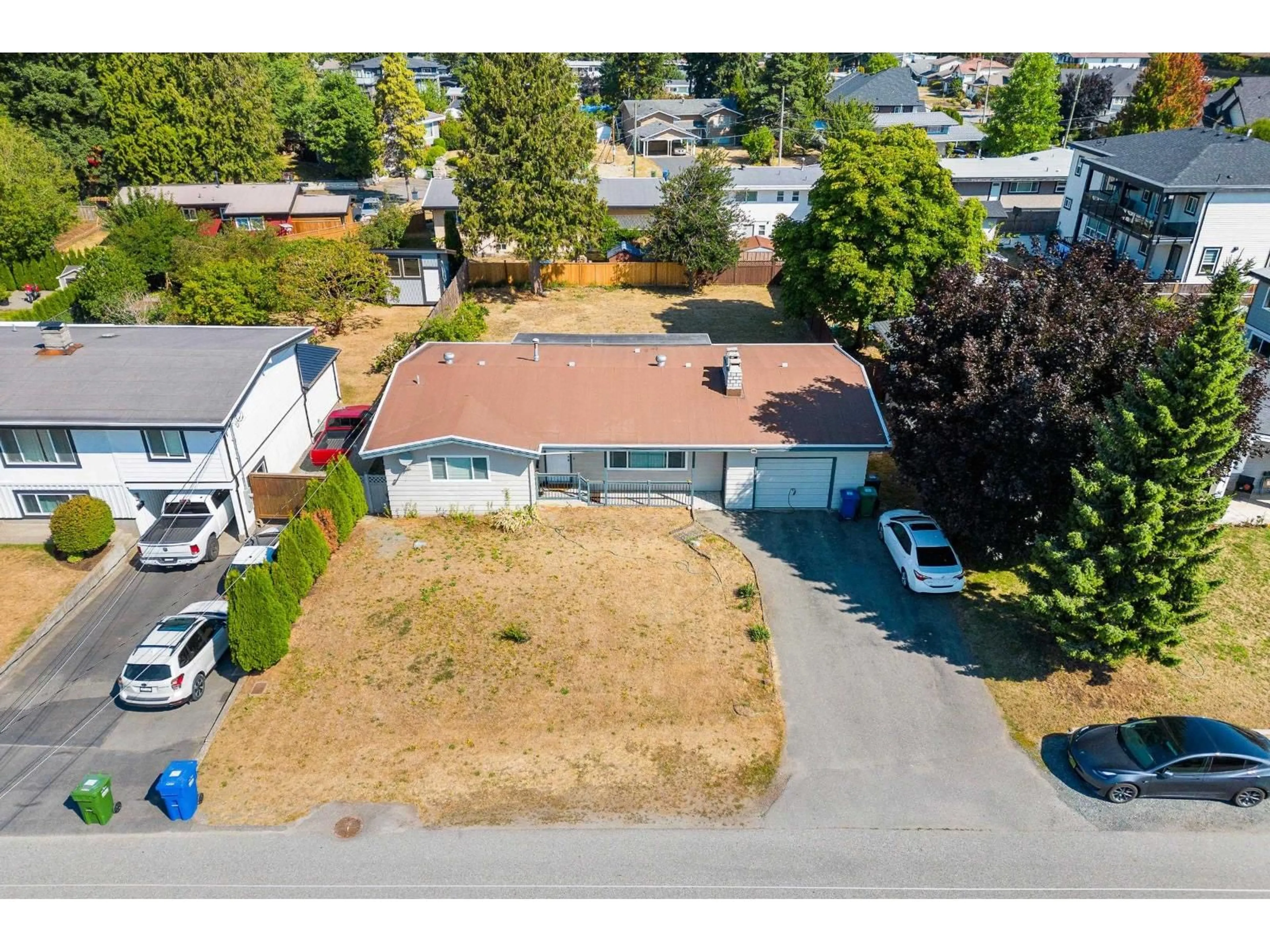 A pic from outside/outdoor area/front of a property/back of a property/a pic from drone, street for 31919 ROYAL CRESCENT, Abbotsford British Columbia V2T2J2