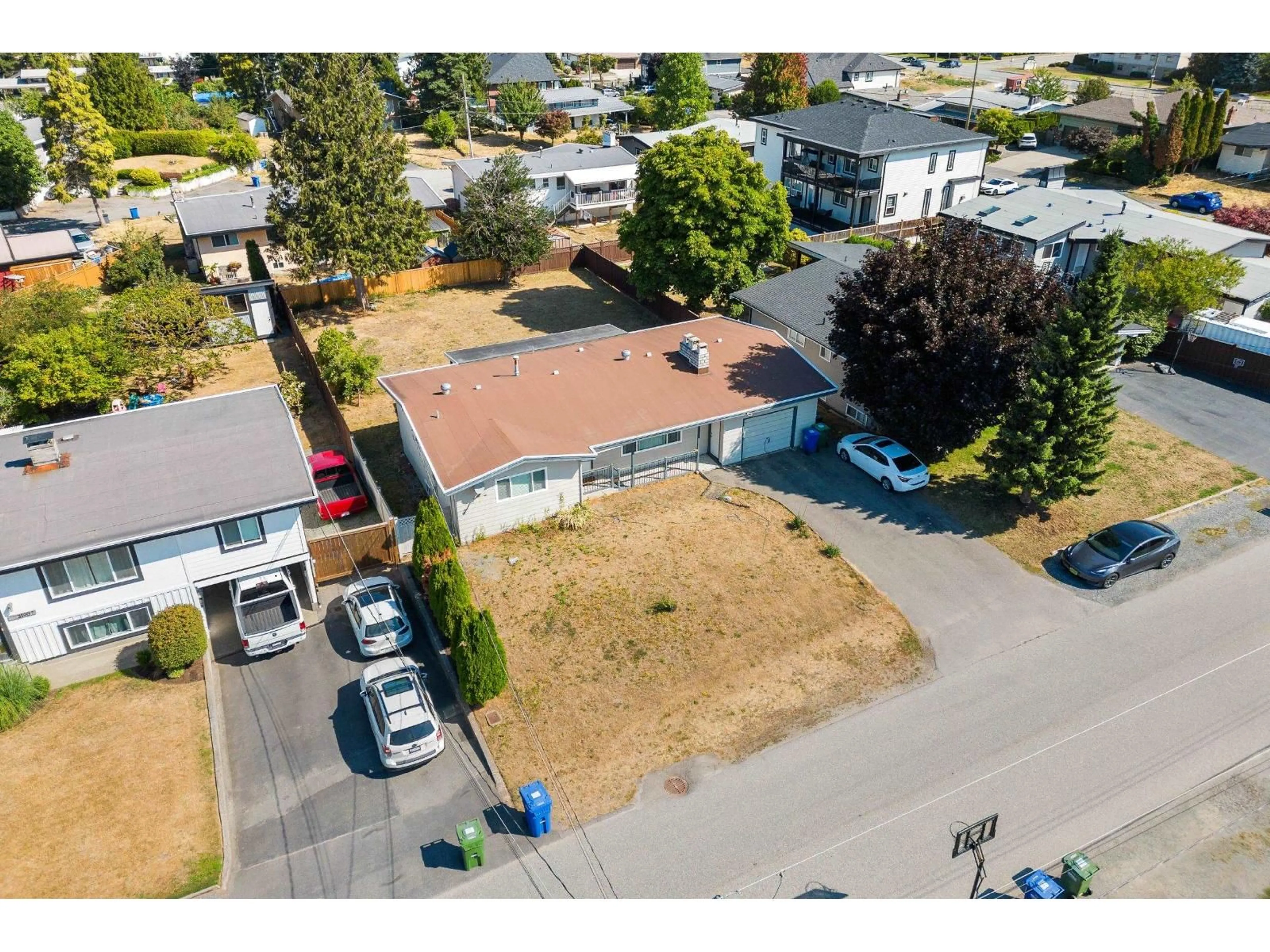 A pic from outside/outdoor area/front of a property/back of a property/a pic from drone, street for 31919 ROYAL CRESCENT, Abbotsford British Columbia V2T2J2