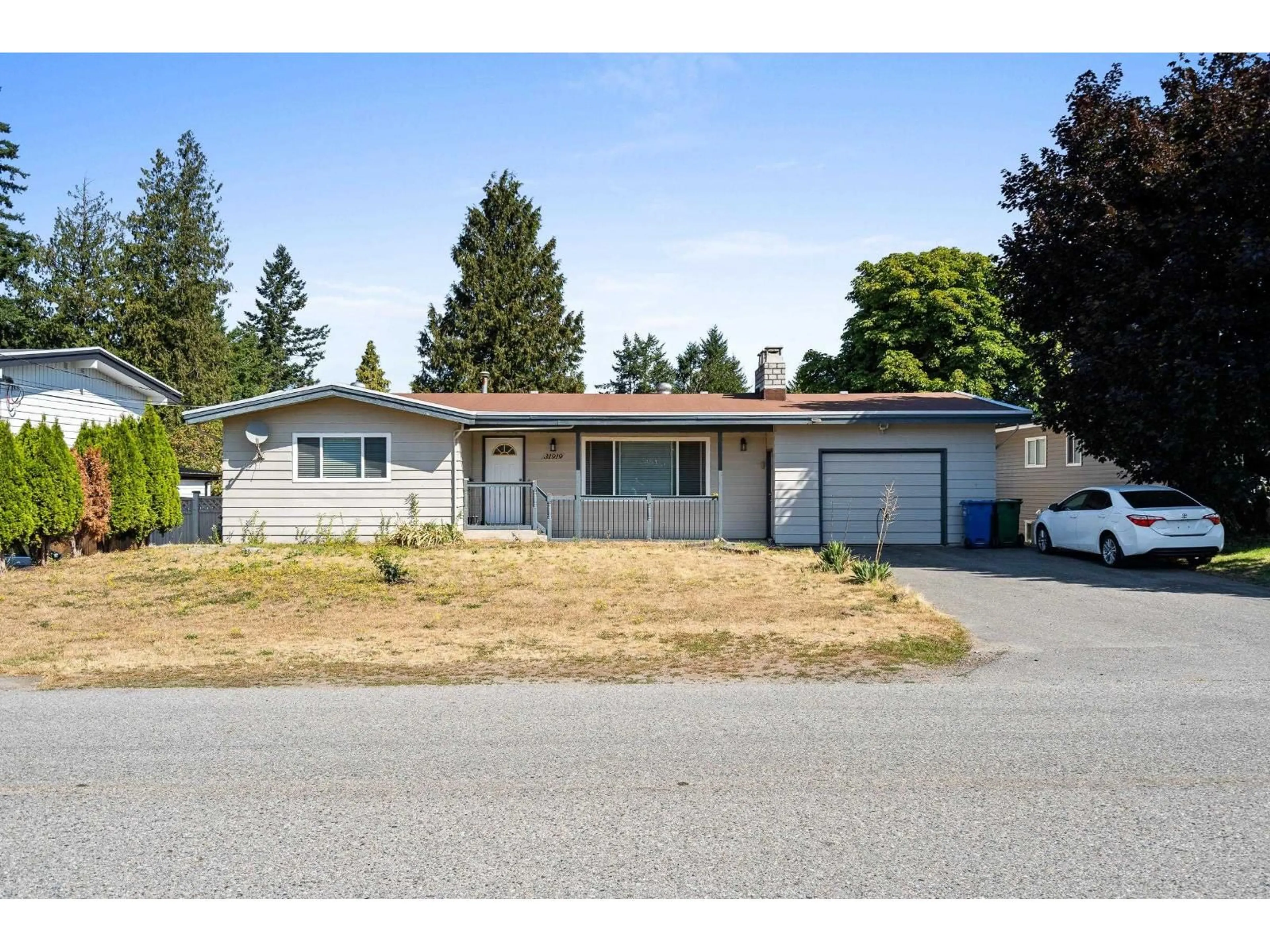 Home with vinyl exterior material, street for 31919 ROYAL CRESCENT, Abbotsford British Columbia V2T2J2