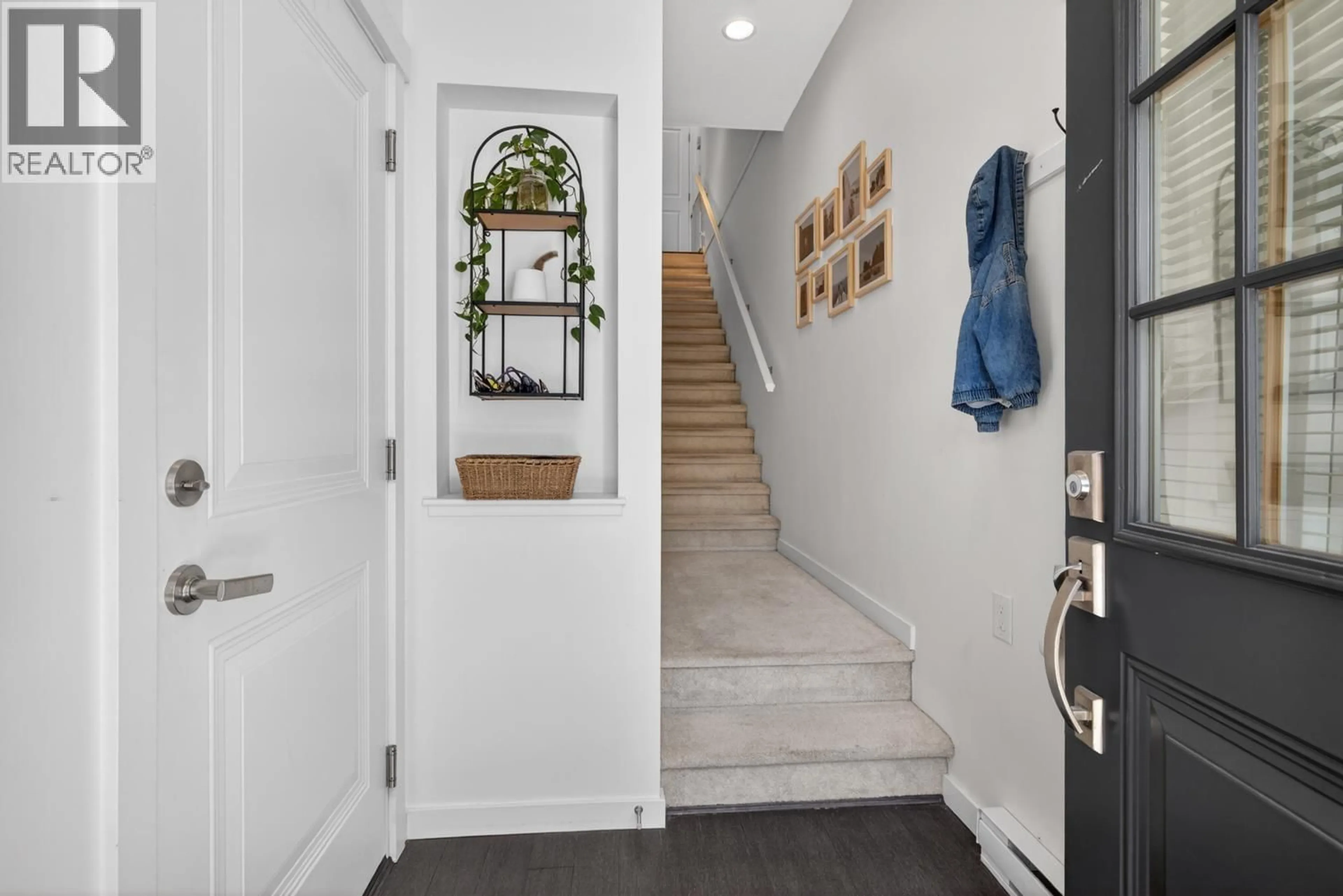 Indoor entryway for 11 - 3470 HIGHLAND DRIVE, Coquitlam British Columbia V3E0M1