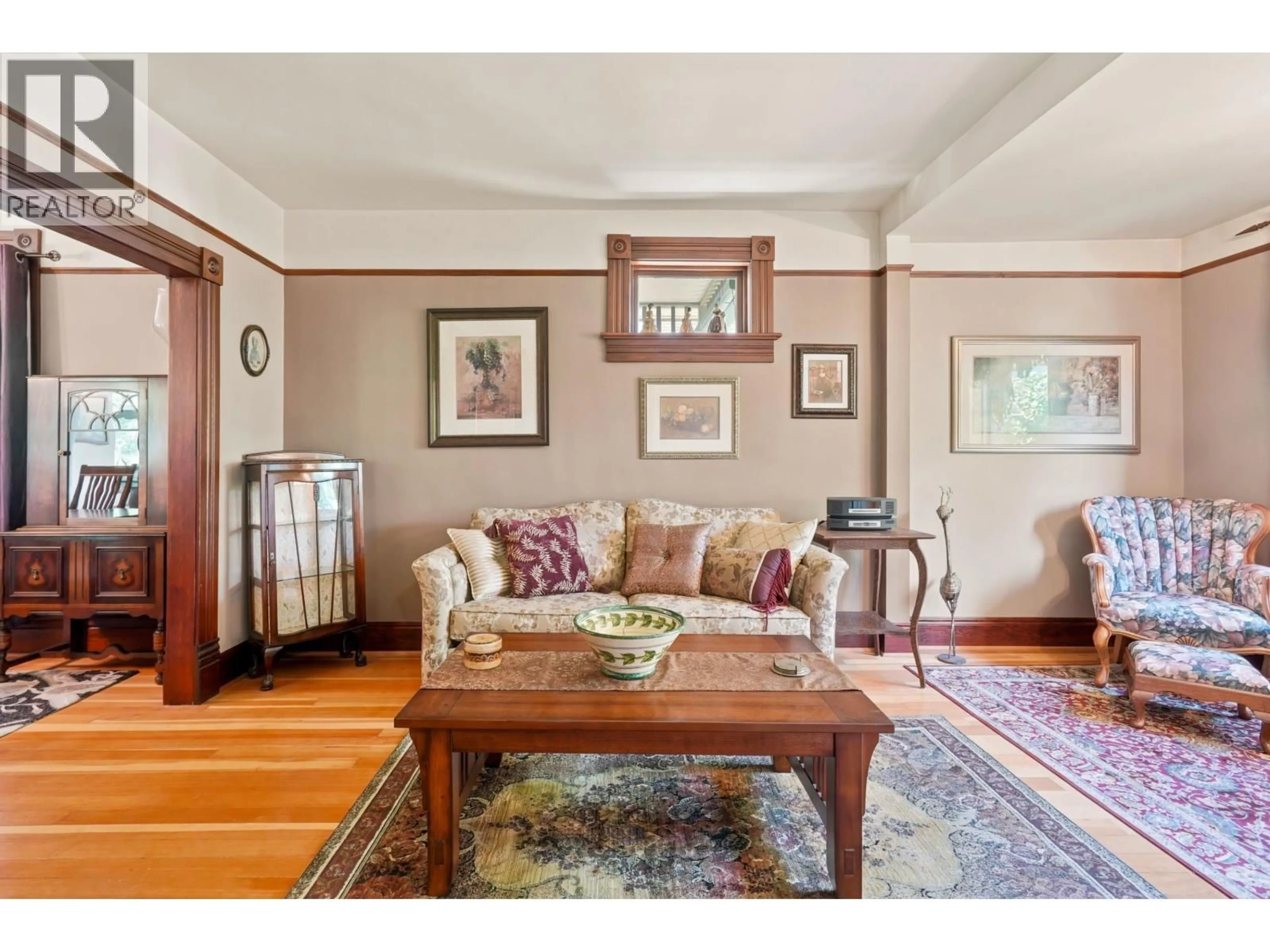 Living room with furniture, unknown for 1010 LONDON STREET, New Westminster British Columbia V3M3B8