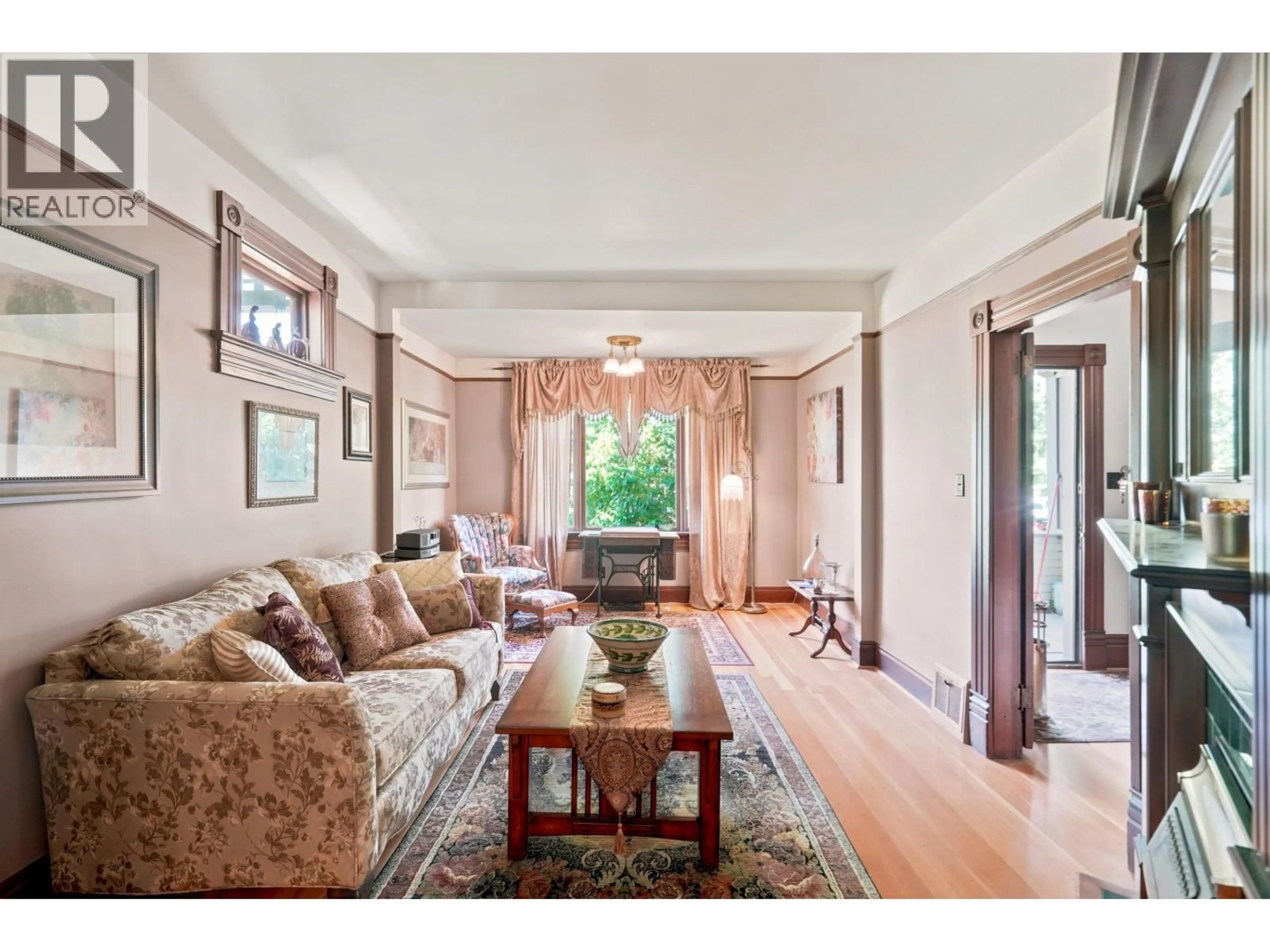 Living room with furniture, unknown for 1010 LONDON STREET, New Westminster British Columbia V3M3B8