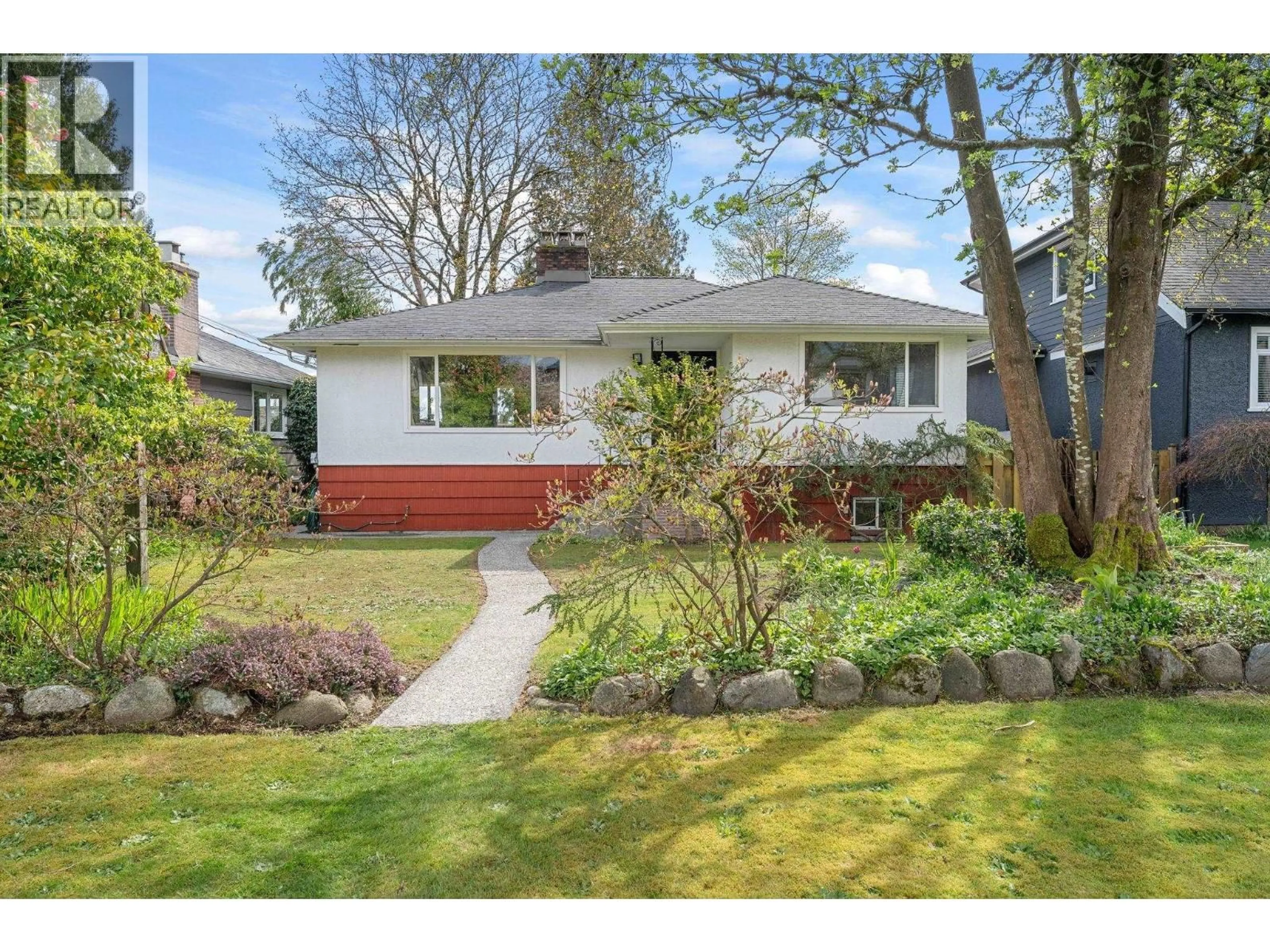 Home with vinyl exterior material, street for 753 9TH STREET, North Vancouver British Columbia V7L2C1