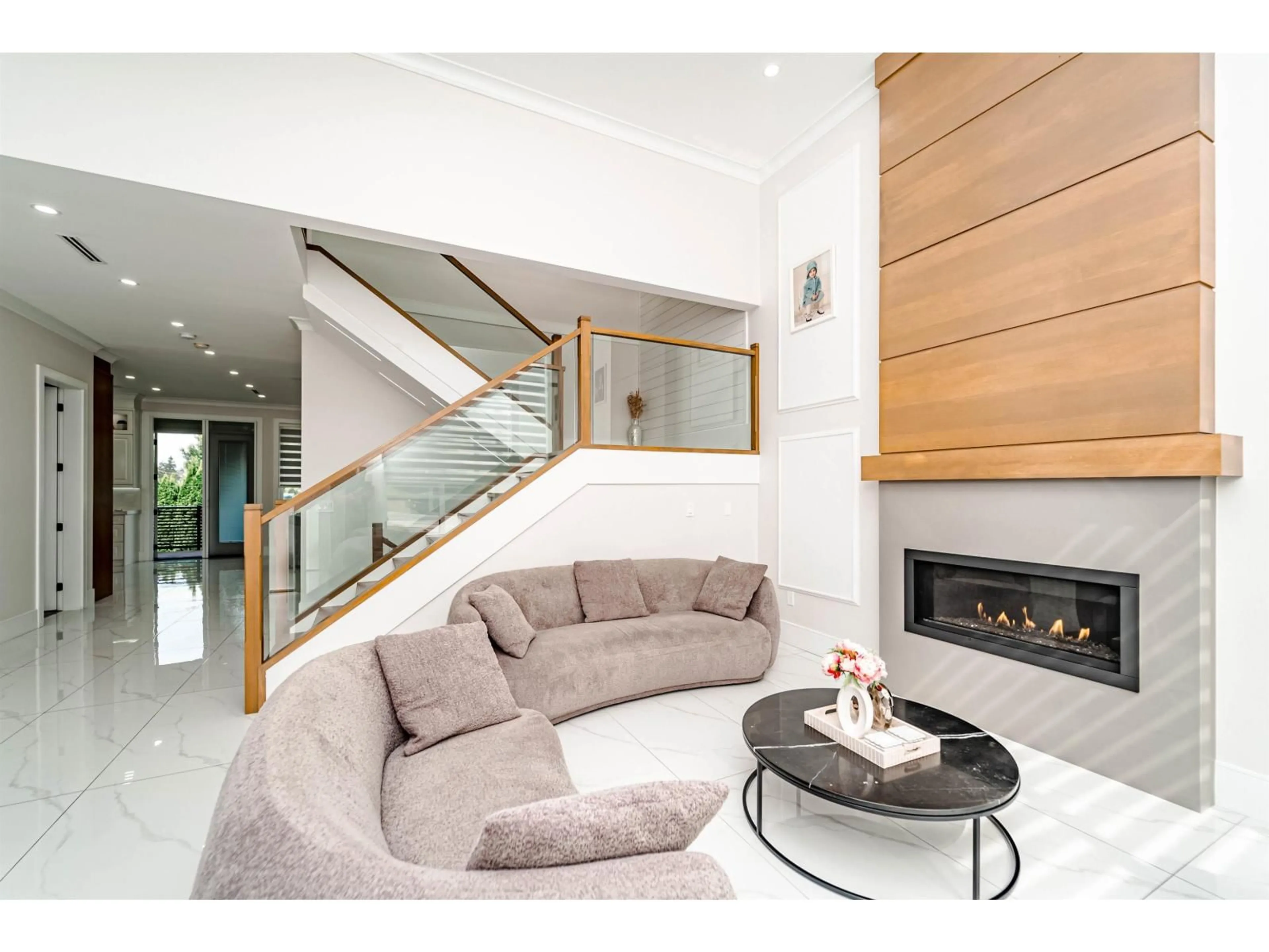 Living room with furniture, unknown for 2263 BEVAN CRESCENT, Abbotsford British Columbia V2T3Z4