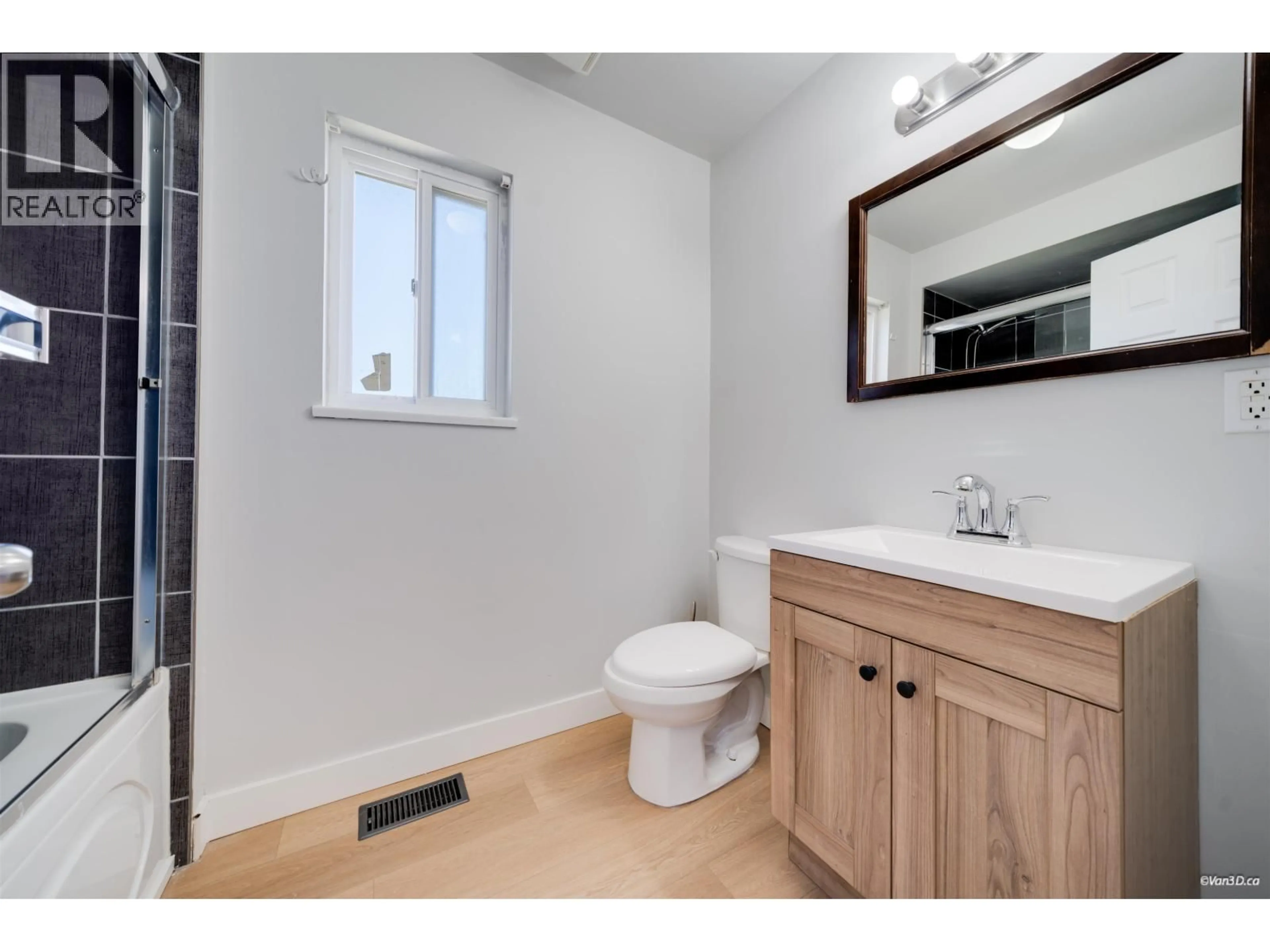 Standard bathroom, ceramic/tile floor for 7148 6TH STREET, Burnaby British Columbia V5E3T5