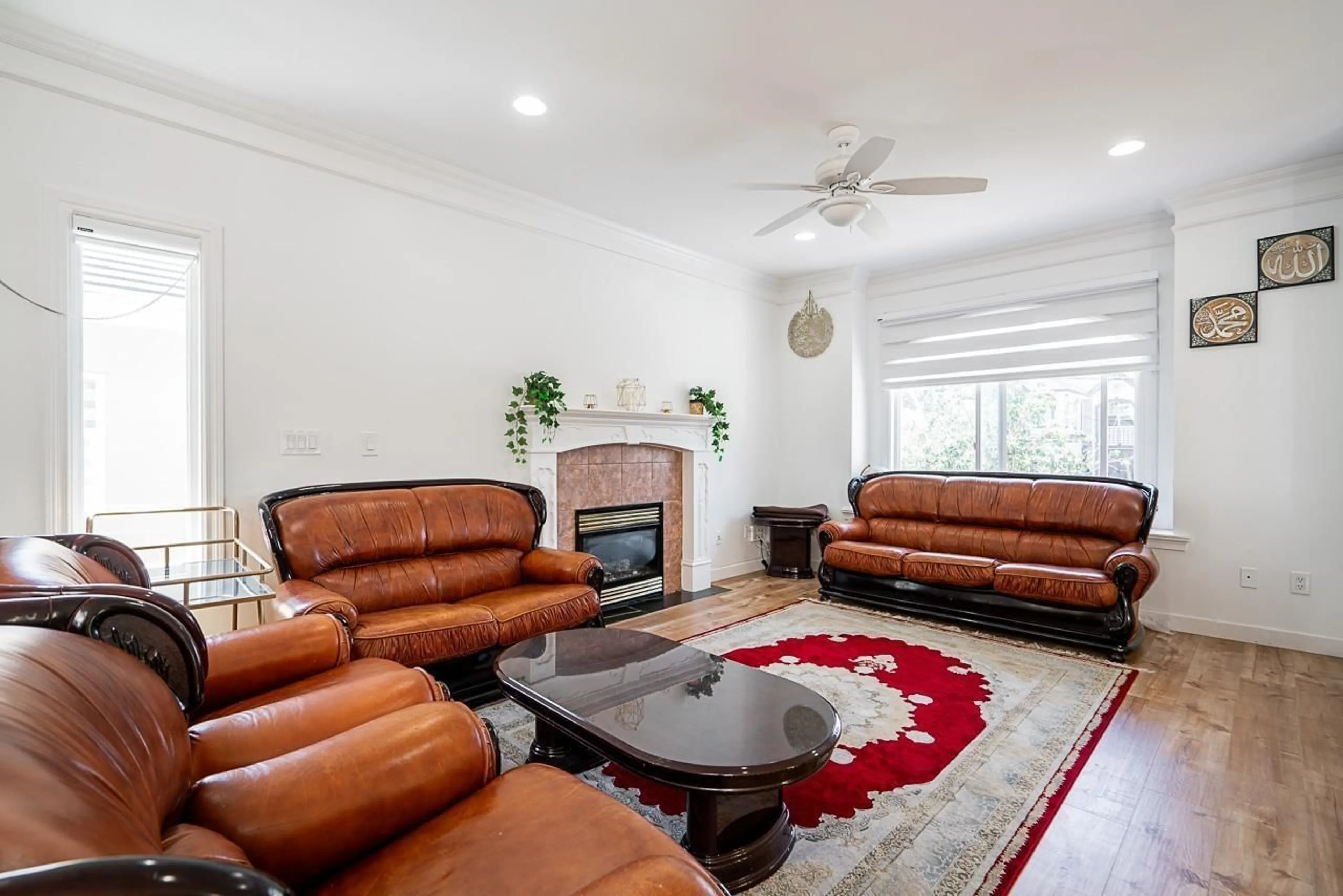 Living room with furniture, unknown for 6892 130 STREET, Surrey British Columbia V3W4J5