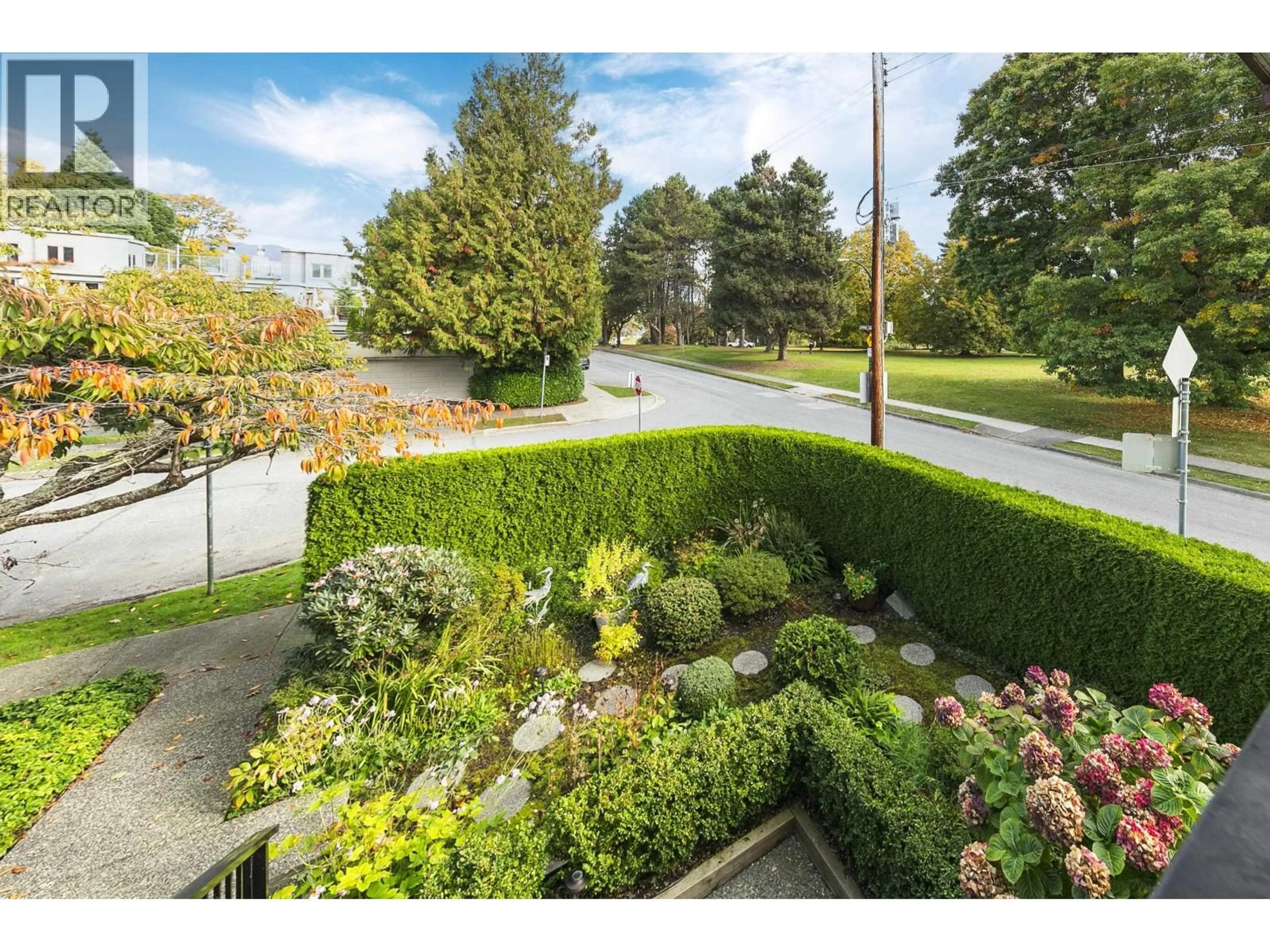 A pic from outside/outdoor area/front of a property/back of a property/a pic from drone, street for 1115 CHESTNUT STREET, Vancouver British Columbia V6J5E5