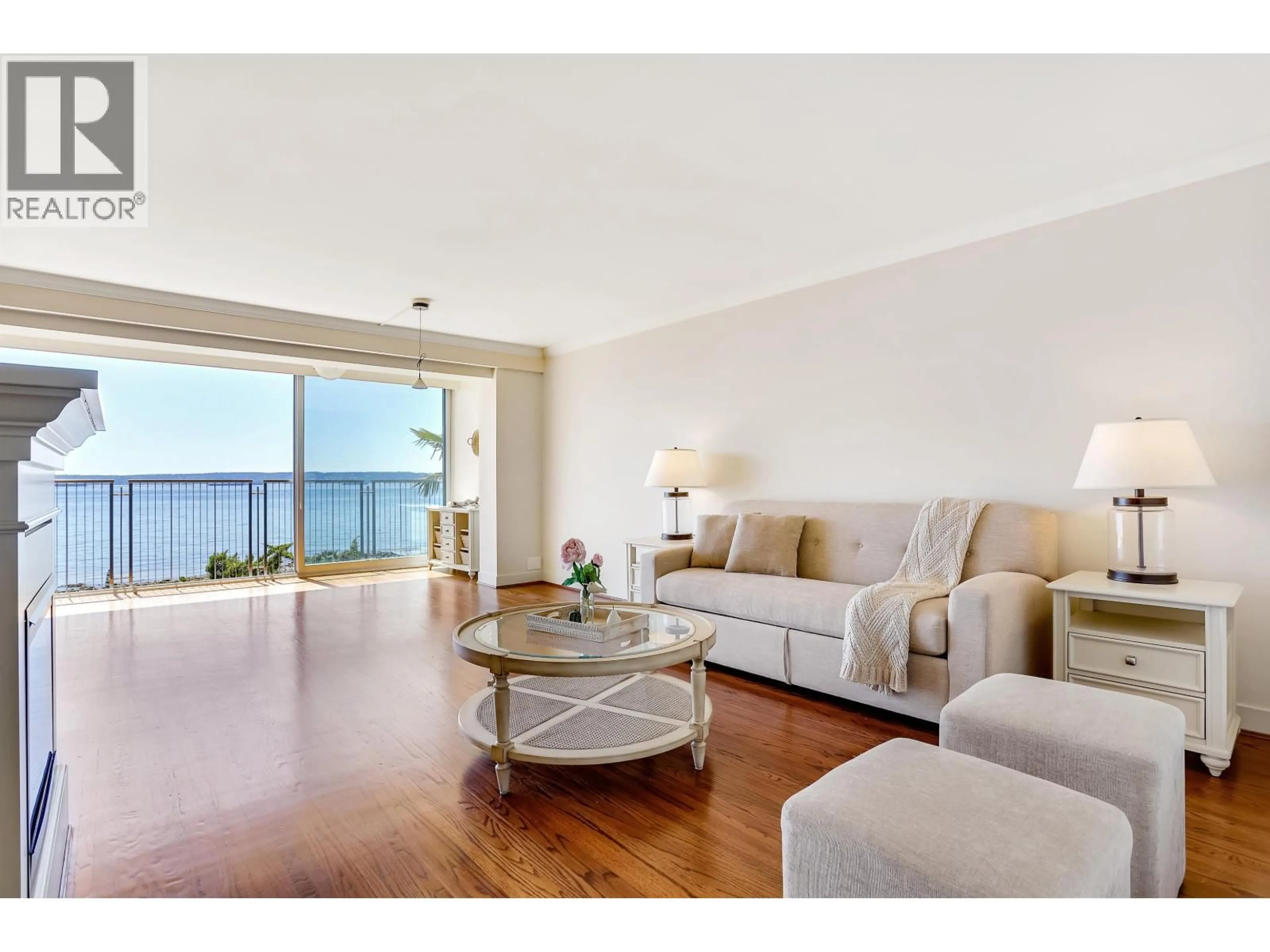 Living room with furniture, wood/laminate floor for 107 - 150 24 STREET, West Vancouver British Columbia V7V4G8