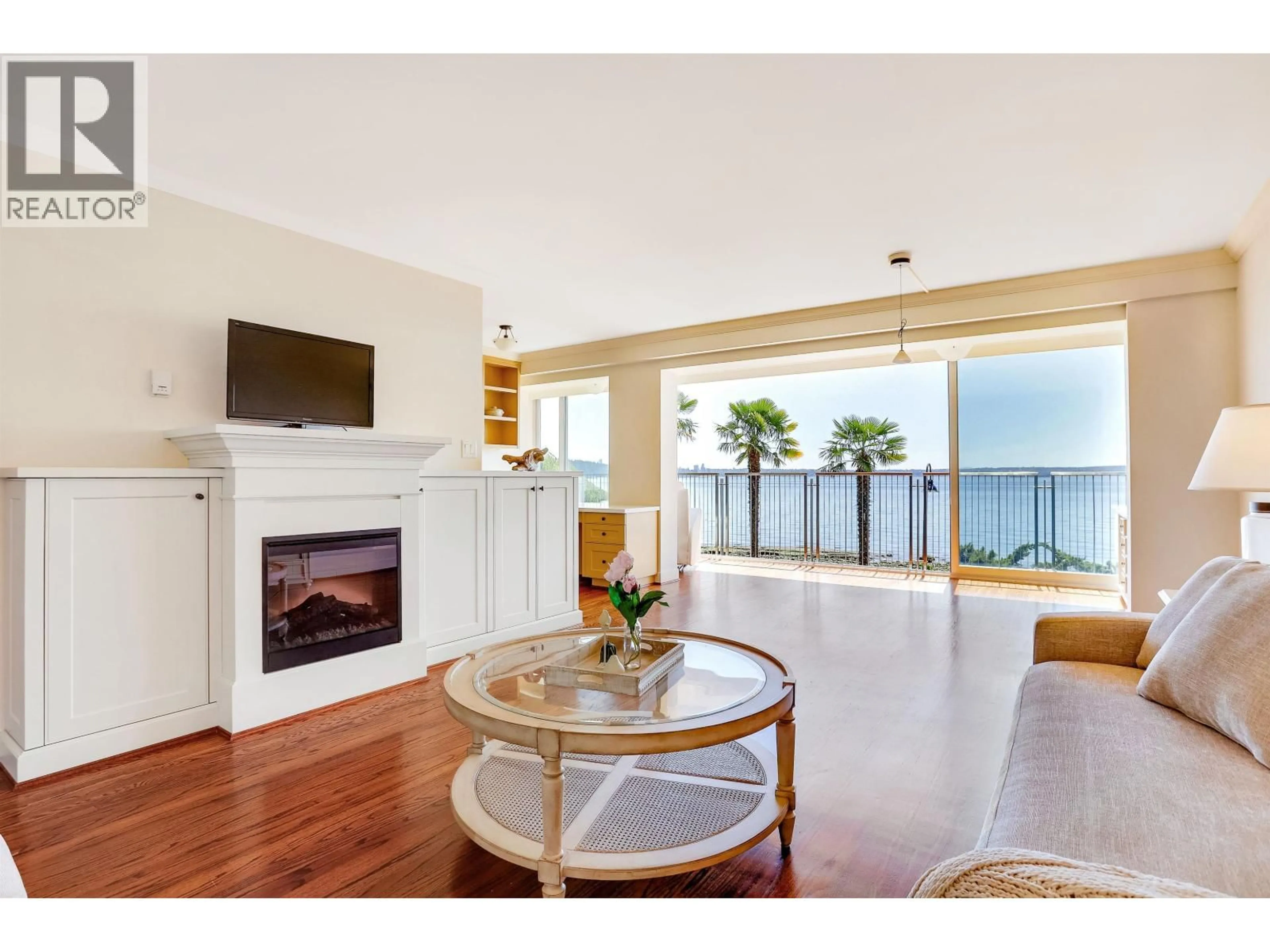Living room with furniture, wood/laminate floor for 107 - 150 24 STREET, West Vancouver British Columbia V7V4G8