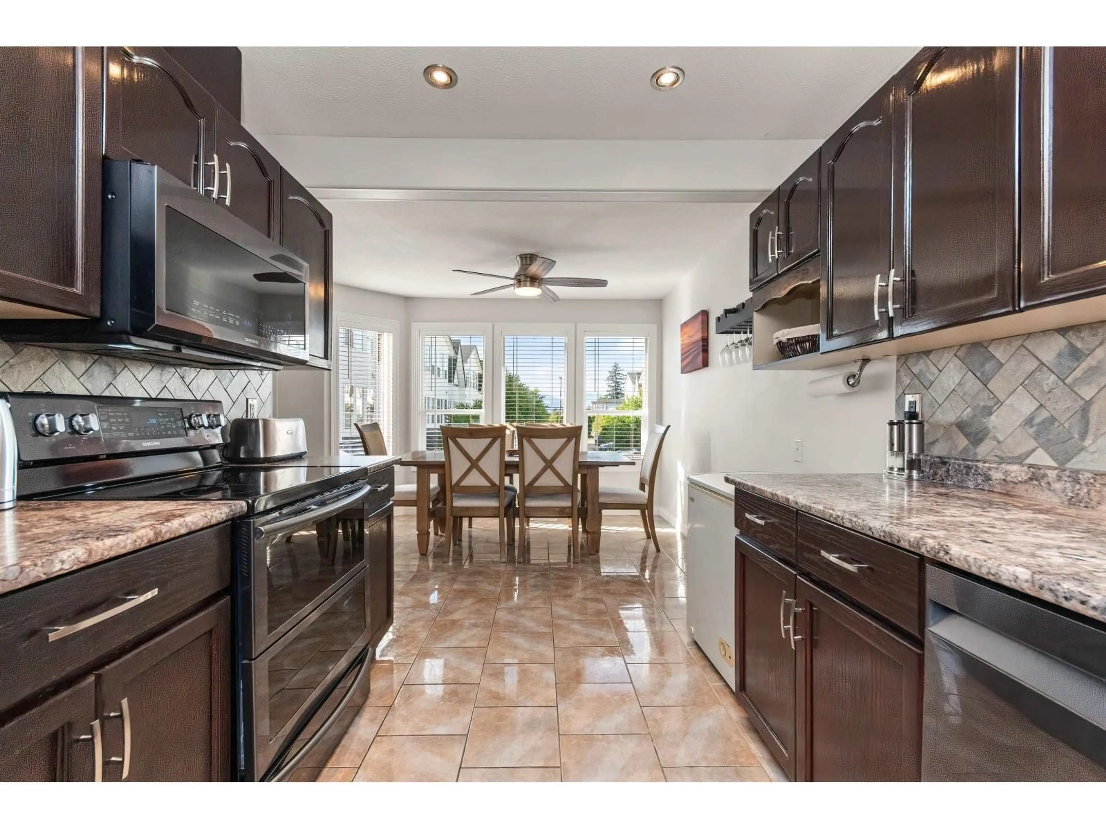 Open concept kitchen, ceramic/tile floor for 27 - 45286 WATSON ROAD, Chilliwack British Columbia V2R3J4
