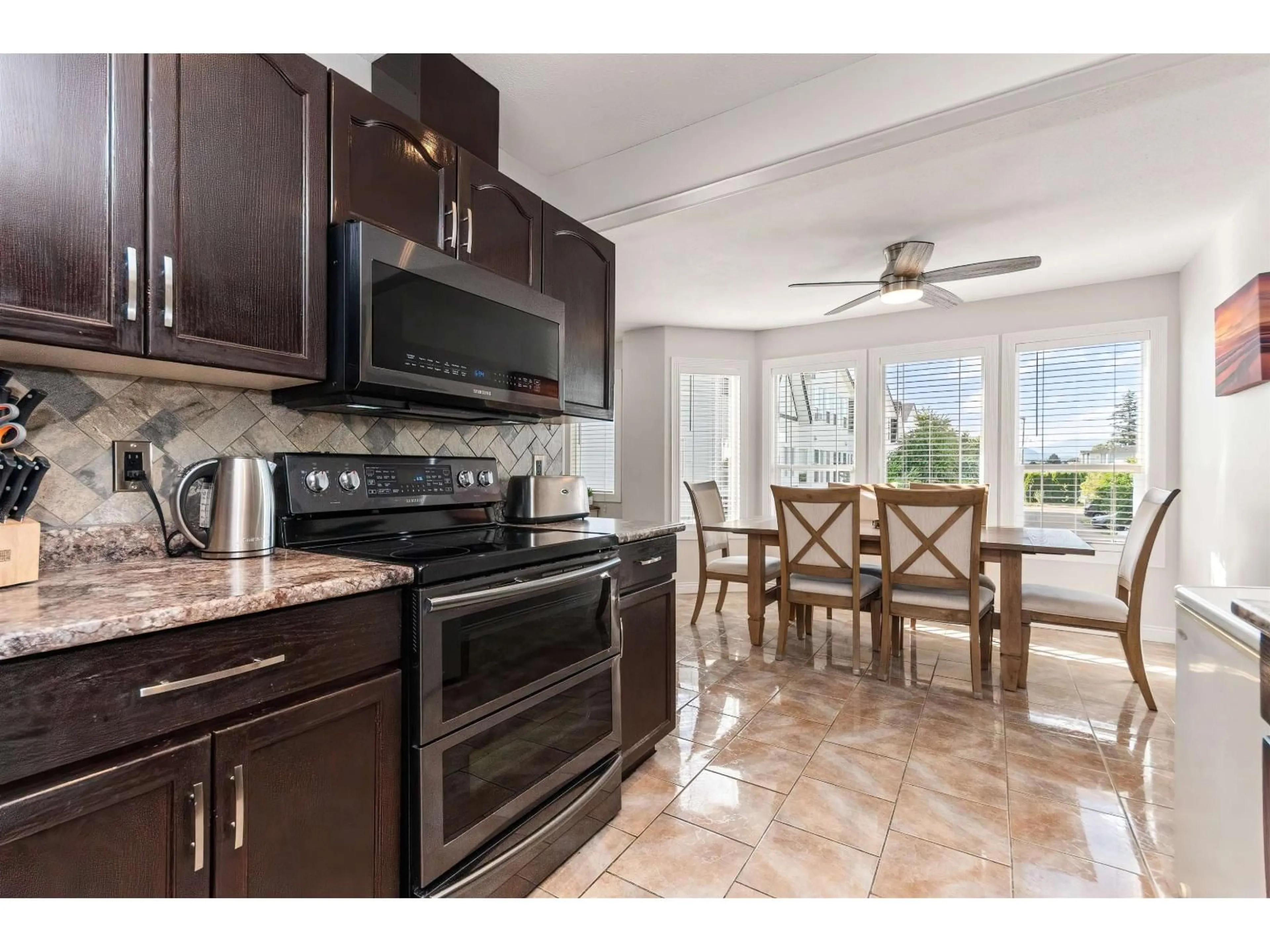 Open concept kitchen, ceramic/tile floor for 27 - 45286 WATSON ROAD, Chilliwack British Columbia V2R3J4