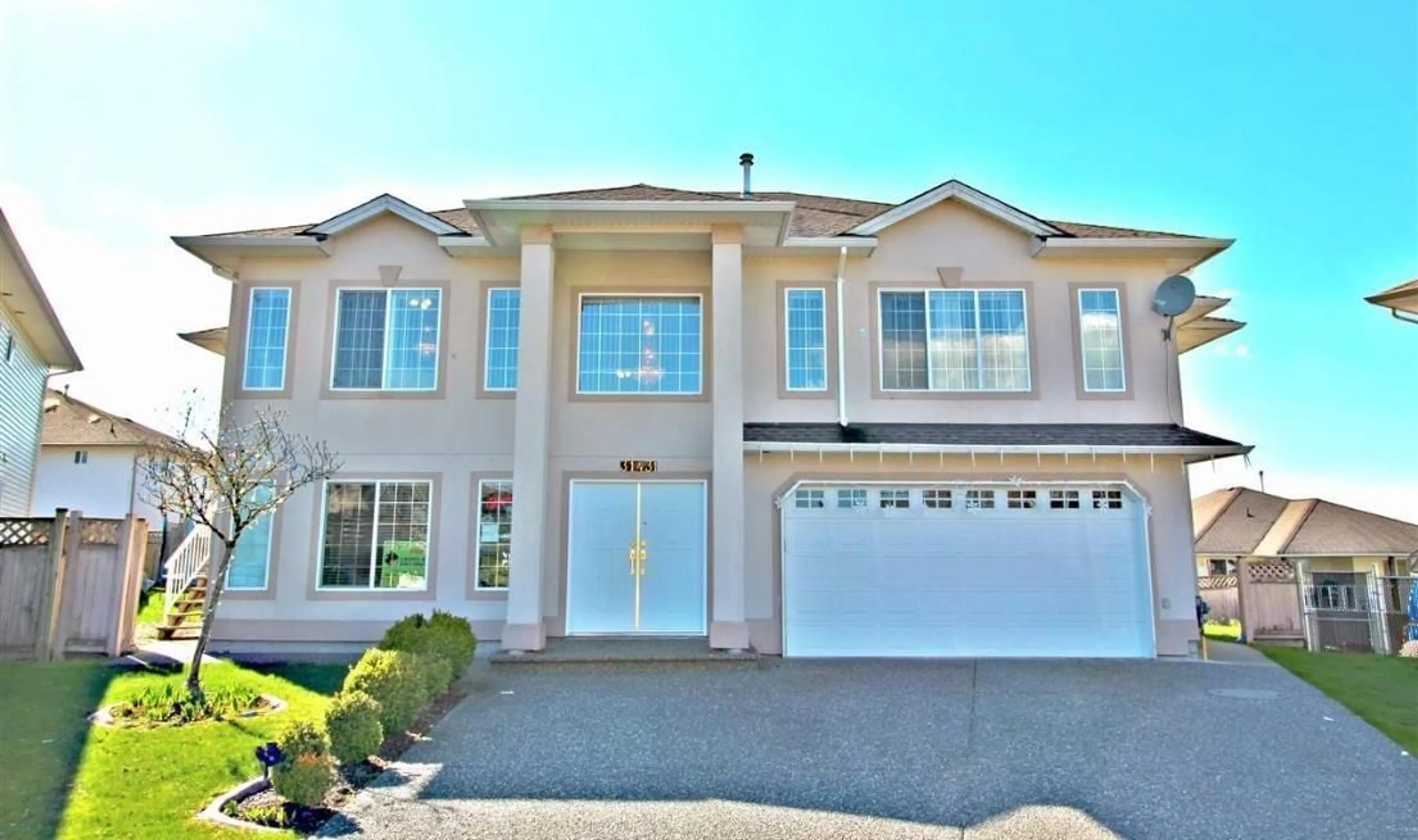 Home with vinyl exterior material, street for 31431 LEGACY COURT, Abbotsford British Columbia V2T6W5