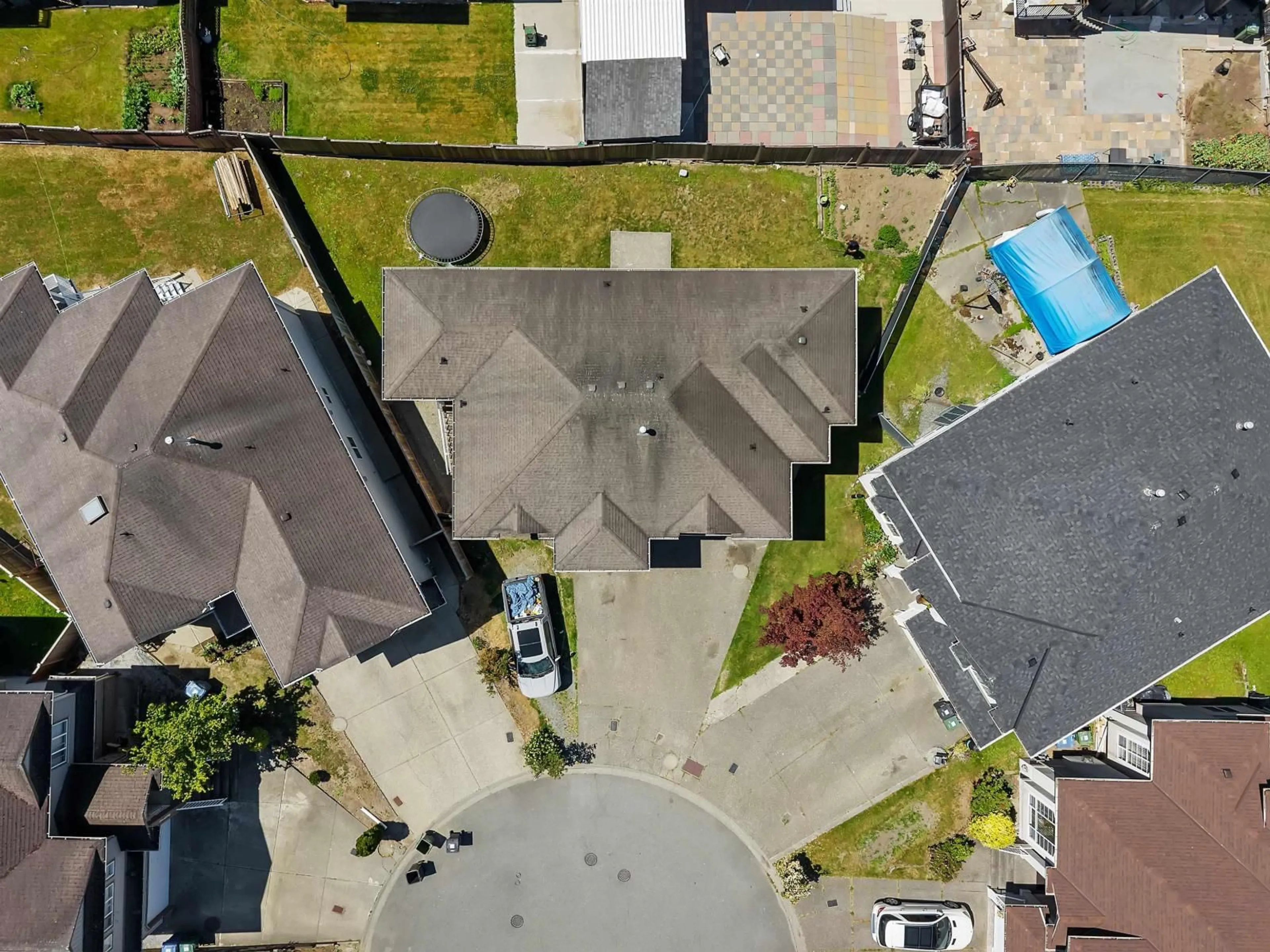 A pic from outside/outdoor area/front of a property/back of a property/a pic from drone, street for 31431 LEGACY COURT, Abbotsford British Columbia V2T6W5