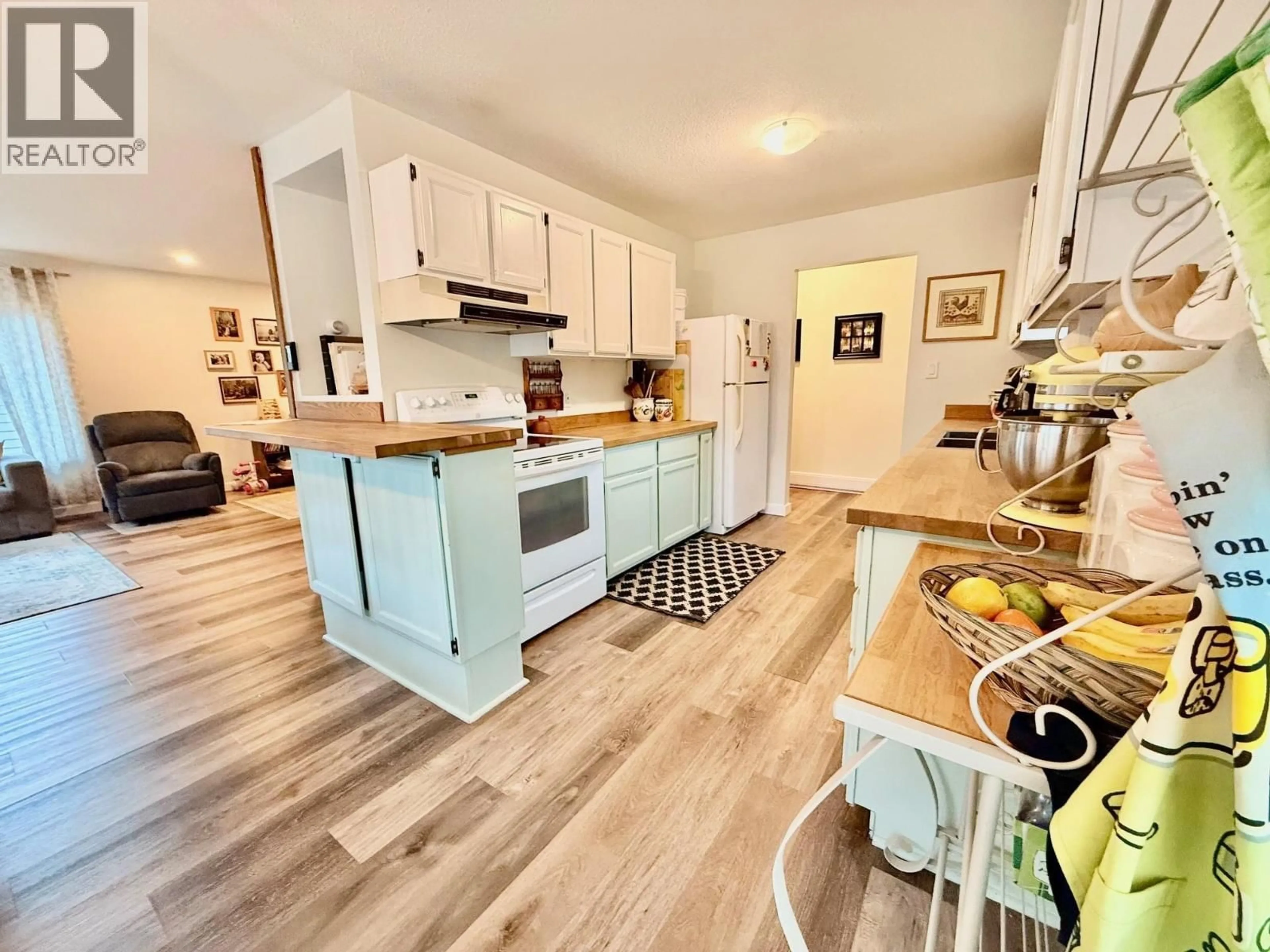 Open concept kitchen, unknown for 5607 WAKEFIELD ROAD, Sechelt British Columbia V7Z0N3