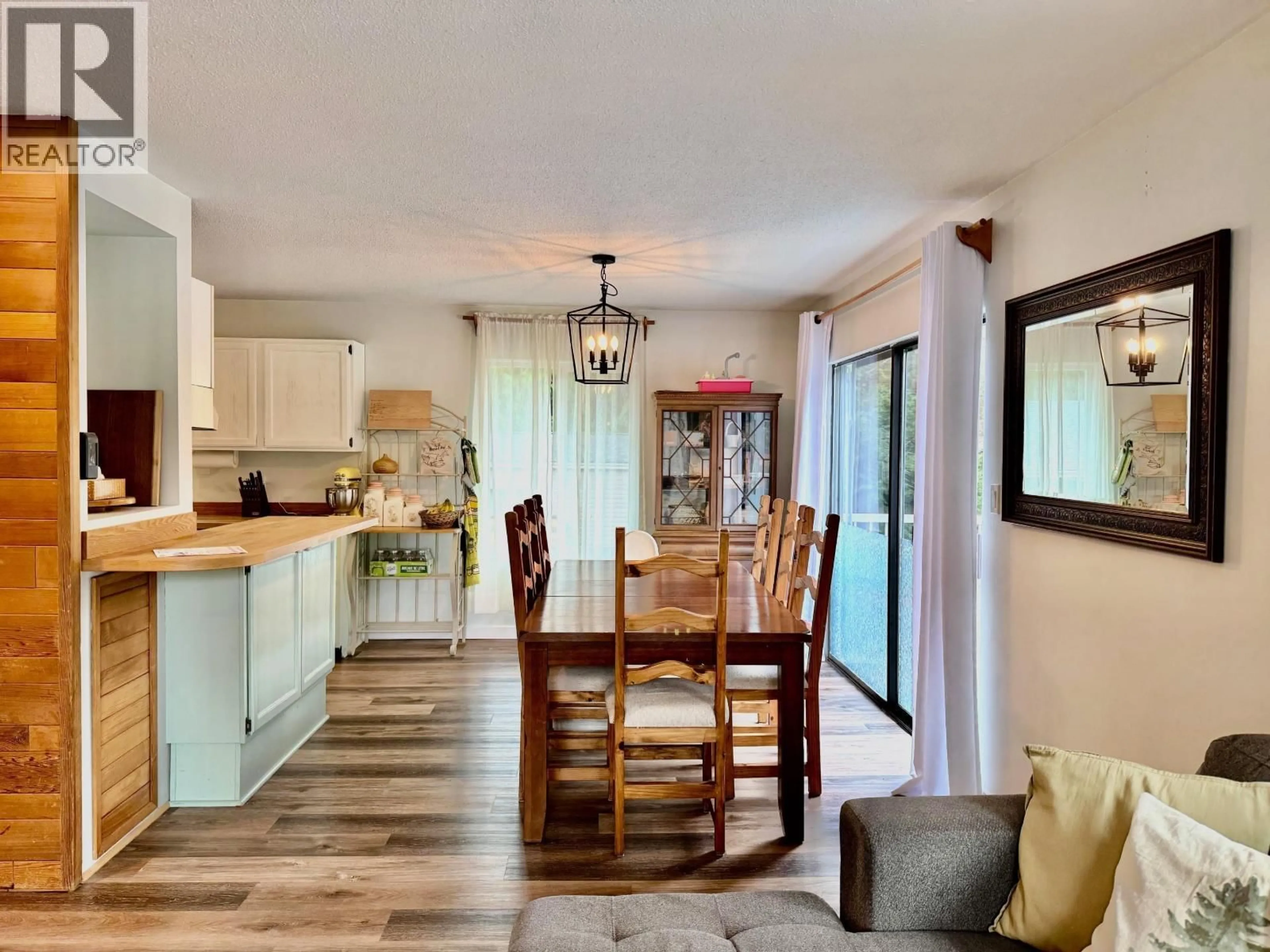 Open concept kitchen, unknown for 5607 WAKEFIELD ROAD, Sechelt British Columbia V7Z0N3