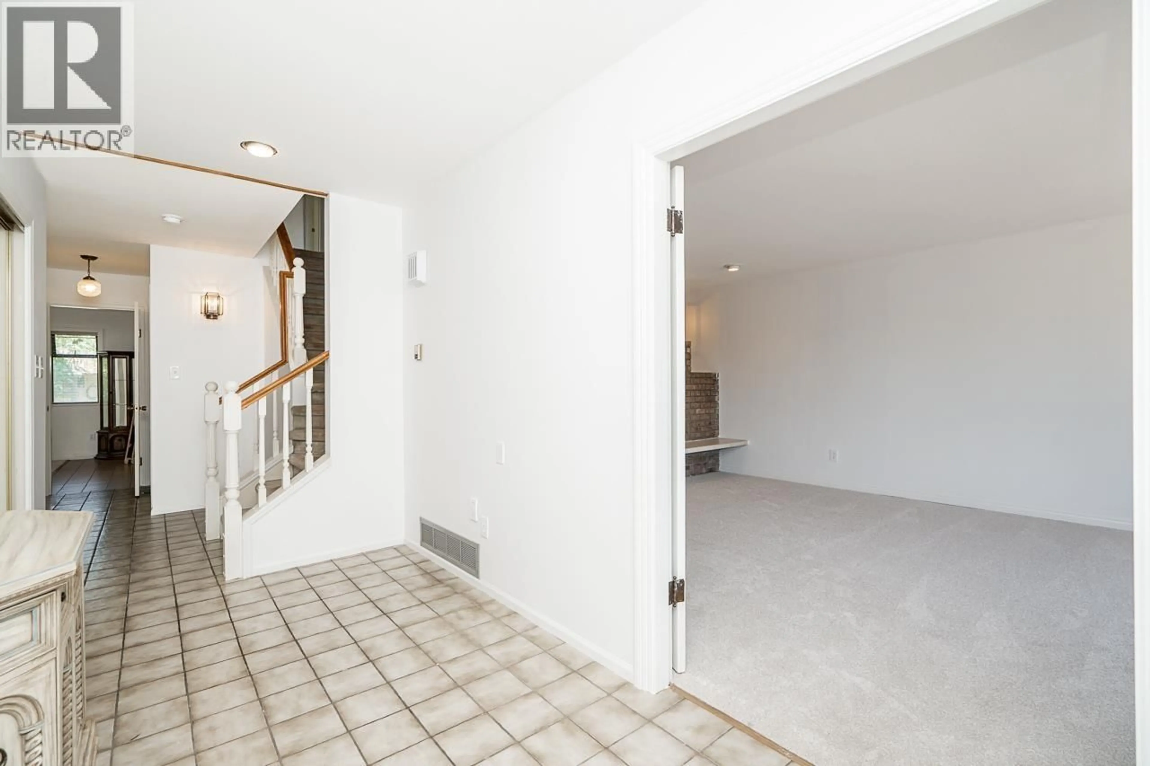 Indoor foyer for 9335 PATTERSON ROAD, Richmond British Columbia V6X1P8