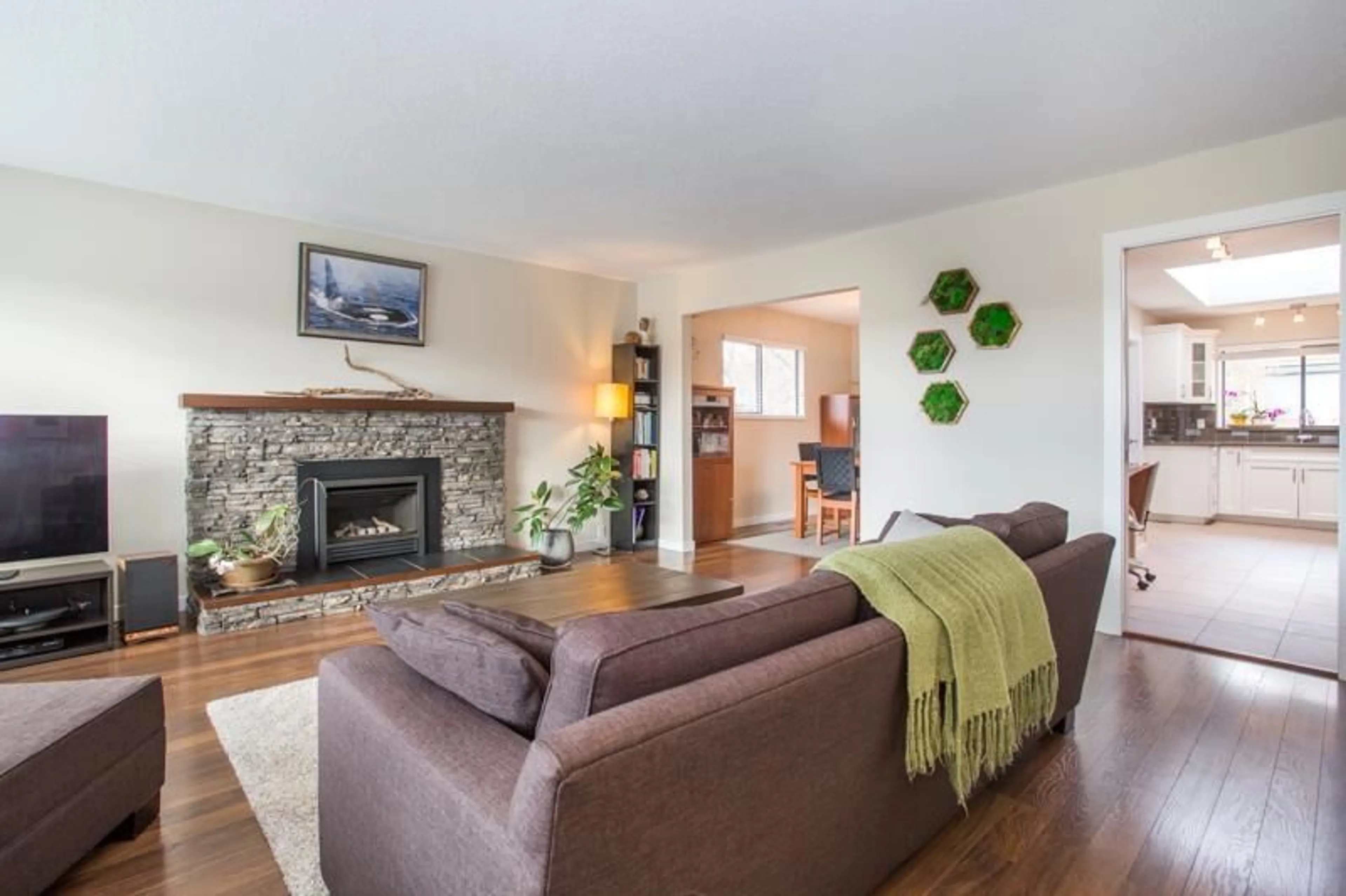 Living room with furniture, wood/laminate floor for 1990 150 STREET, Surrey British Columbia V4A7H8