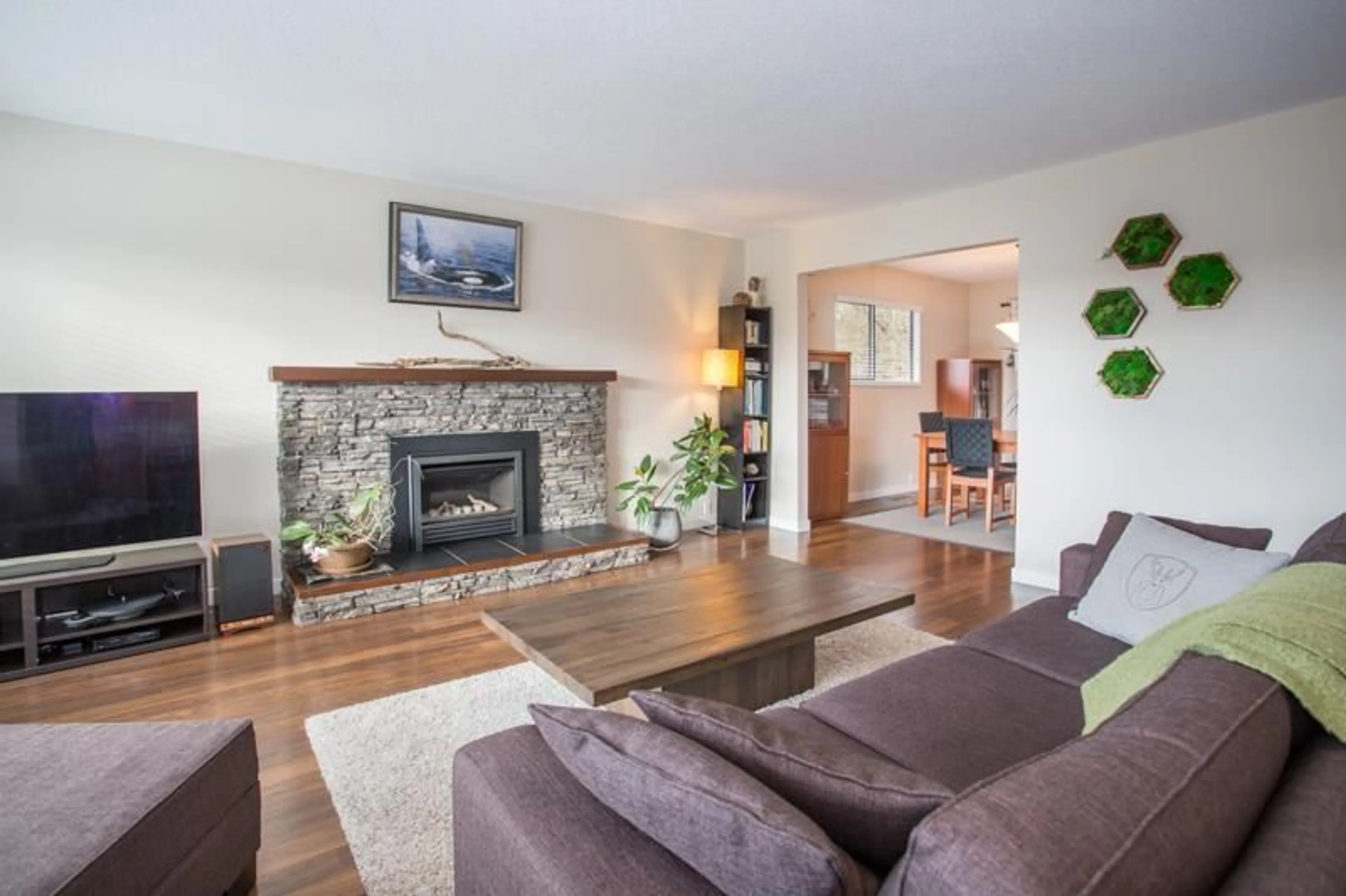 Living room with furniture, wood/laminate floor for 1990 150 STREET, Surrey British Columbia V4A7H8