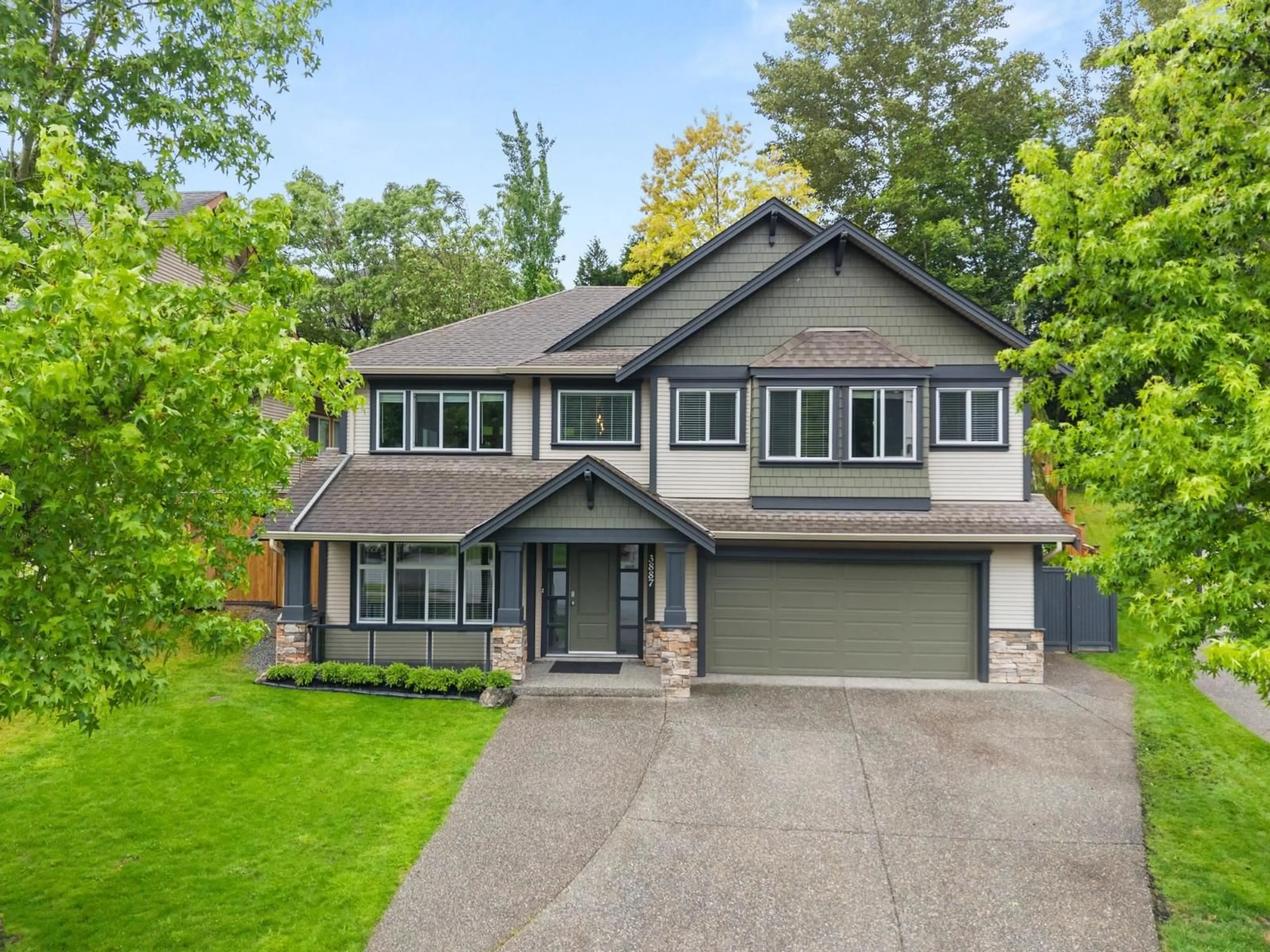 Home with vinyl exterior material, street for 3887 ANGUS CRESCENT, Abbotsford British Columbia V3G0A2
