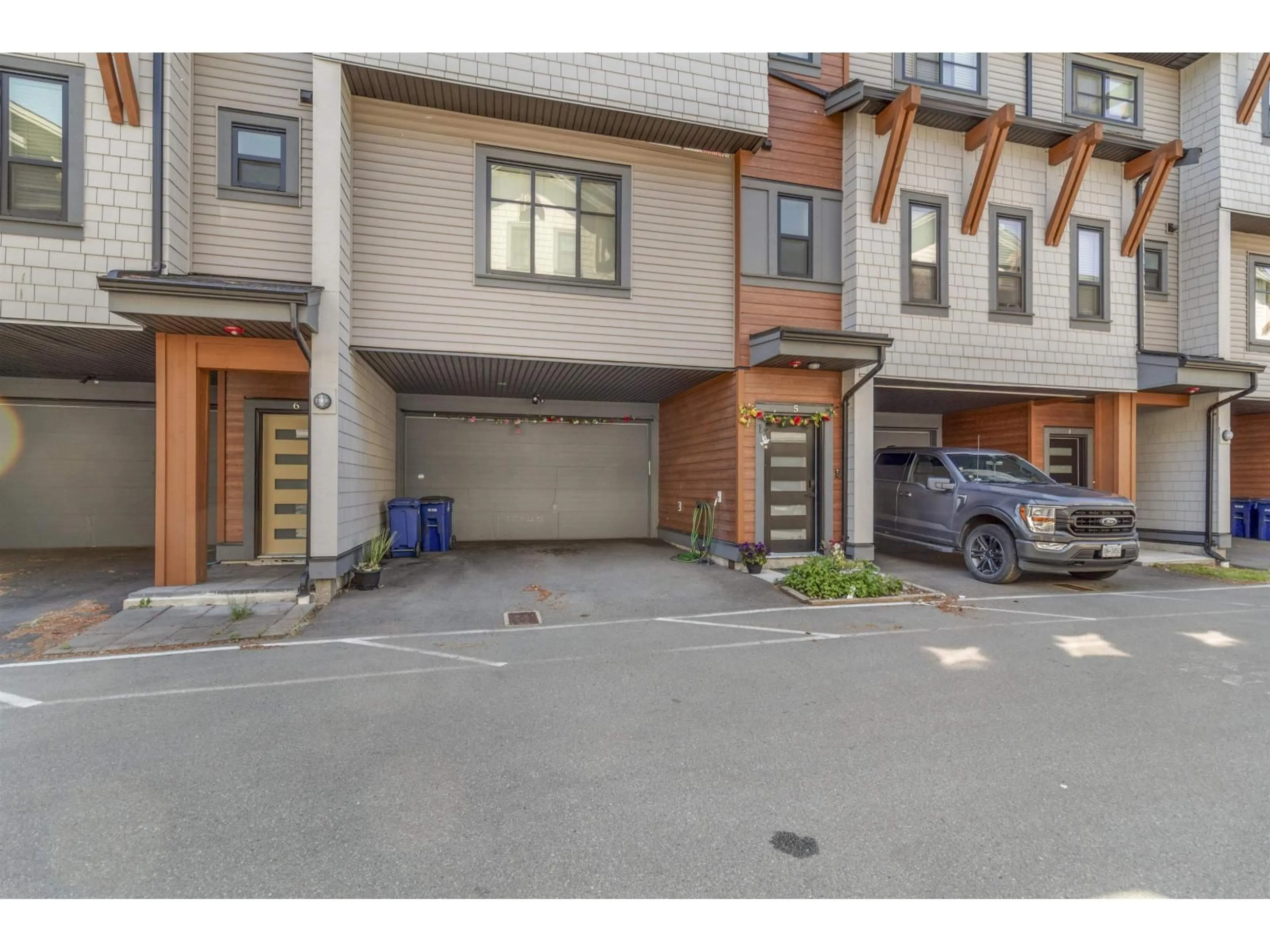 Unknown for 5 - 45608 BERNARD AVENUE, Chilliwack British Columbia V2P1H8