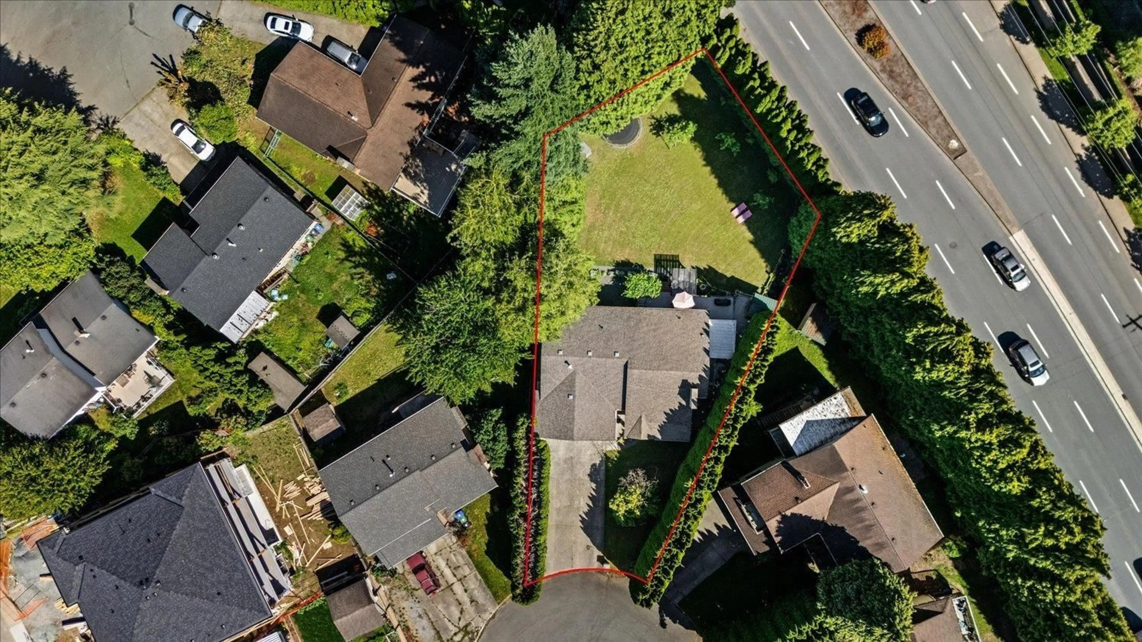 A pic from outside/outdoor area/front of a property/back of a property/a pic from drone, street for 3222 COMOX COURT, Abbotsford British Columbia V2S7B4