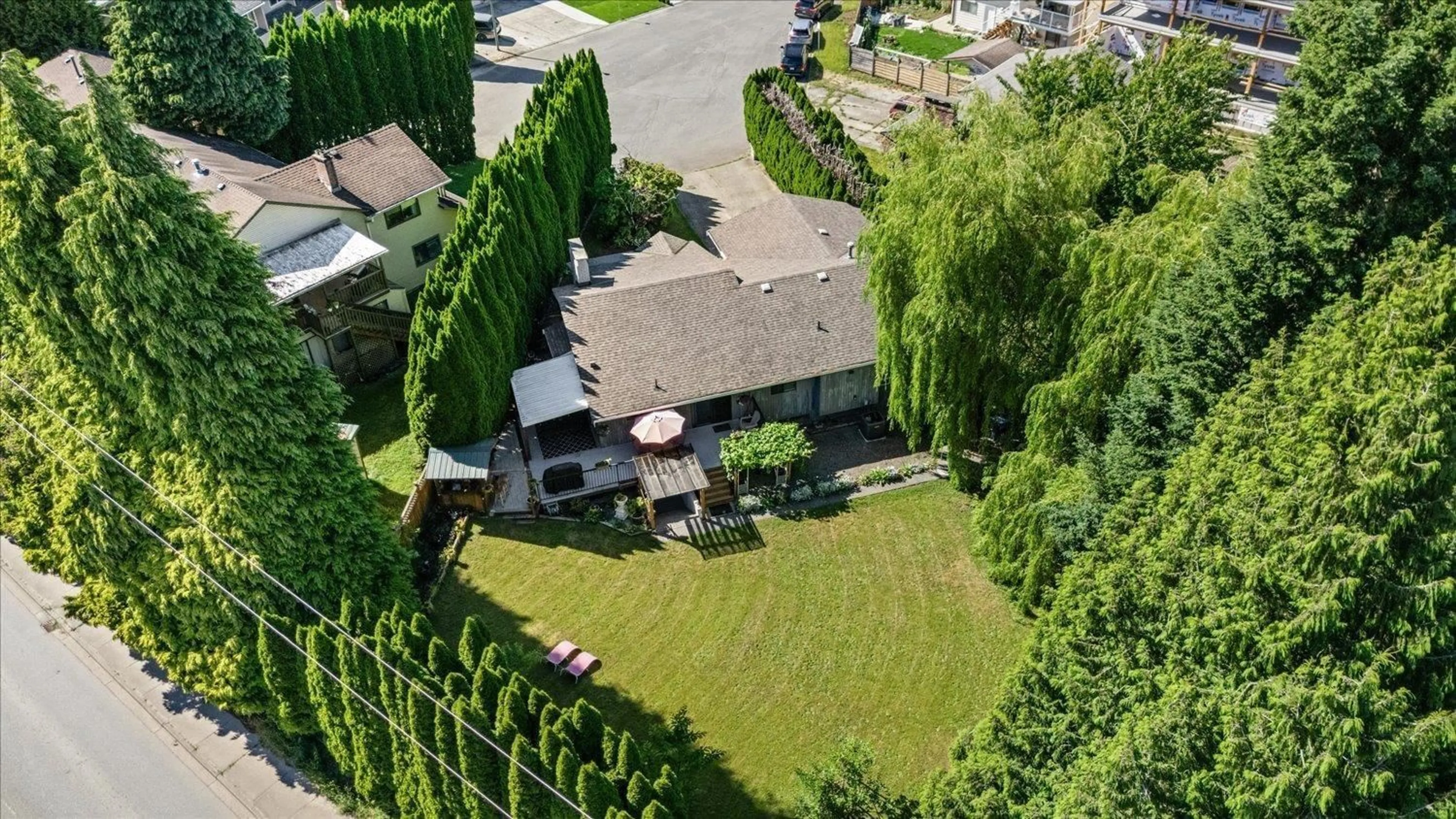 A pic from outside/outdoor area/front of a property/back of a property/a pic from drone, street for 3222 COMOX COURT, Abbotsford British Columbia V2S7B4