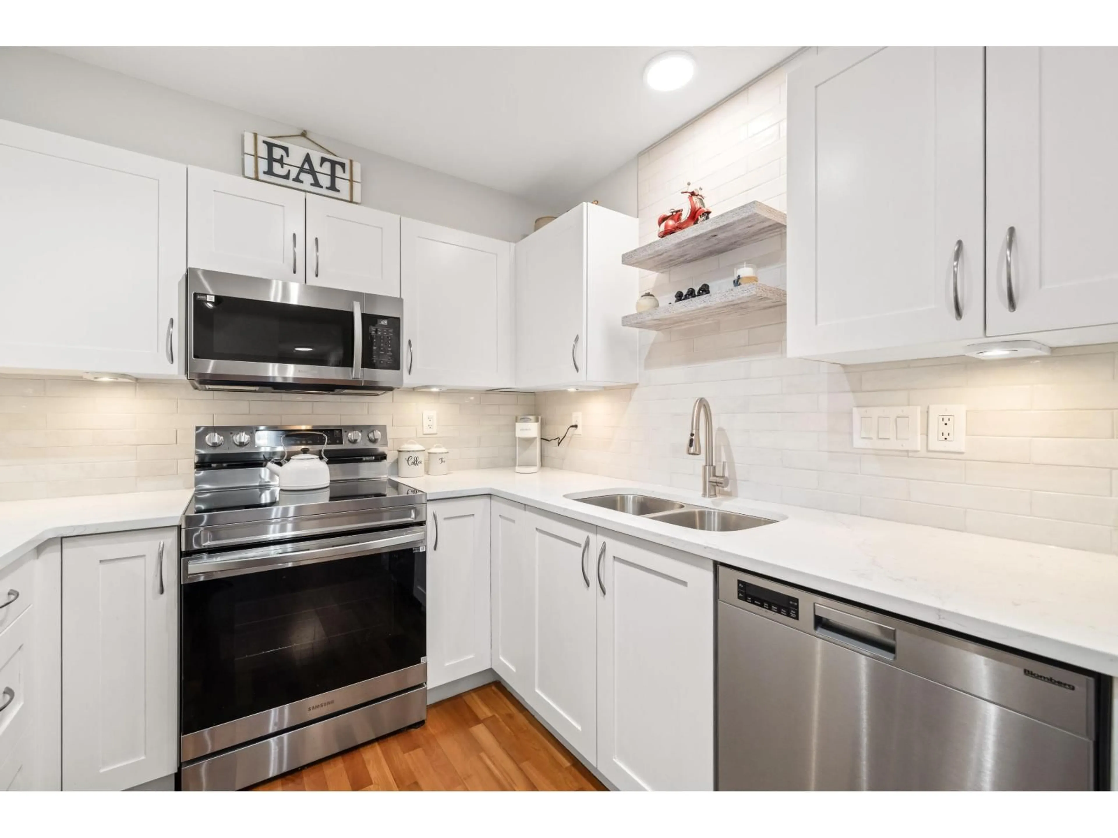 Standard kitchen, unknown for 403 - 15621 MARINE DRIVE, White Rock British Columbia V4B1E1