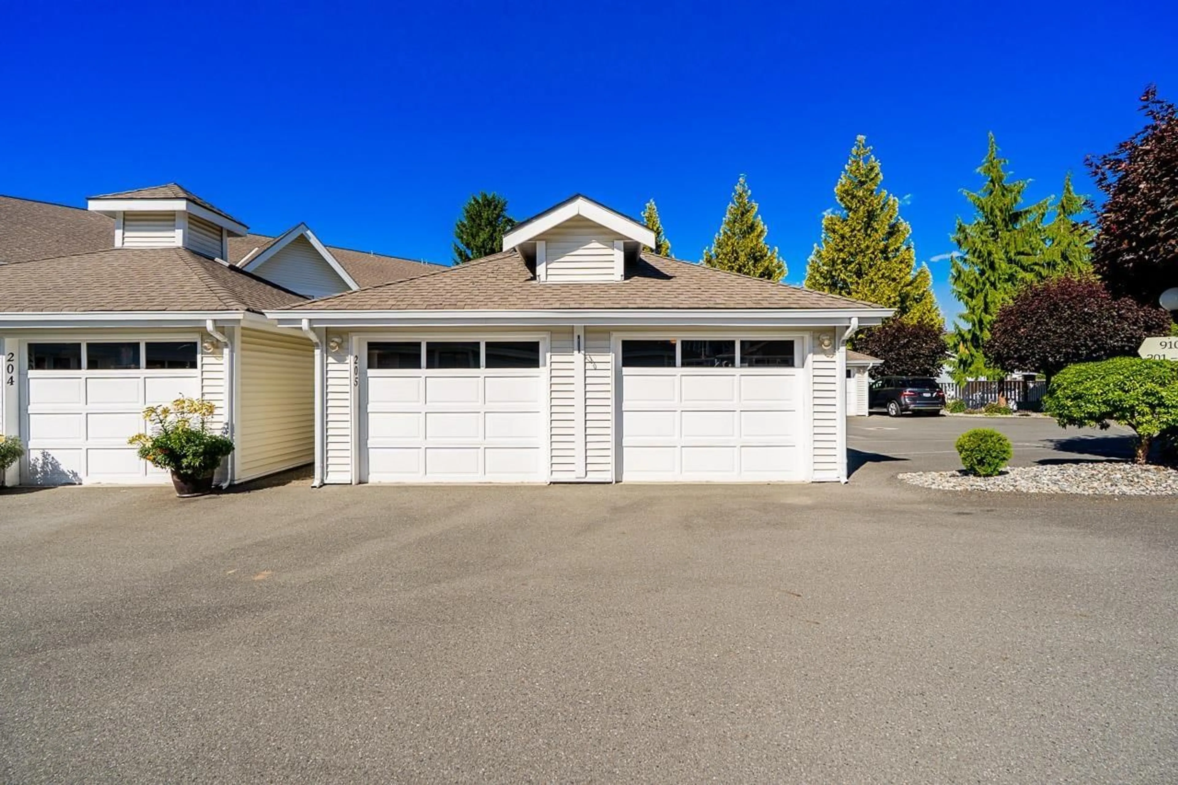 Indoor garage for 206 - 9109 154 STREET, Surrey British Columbia V3R9G8