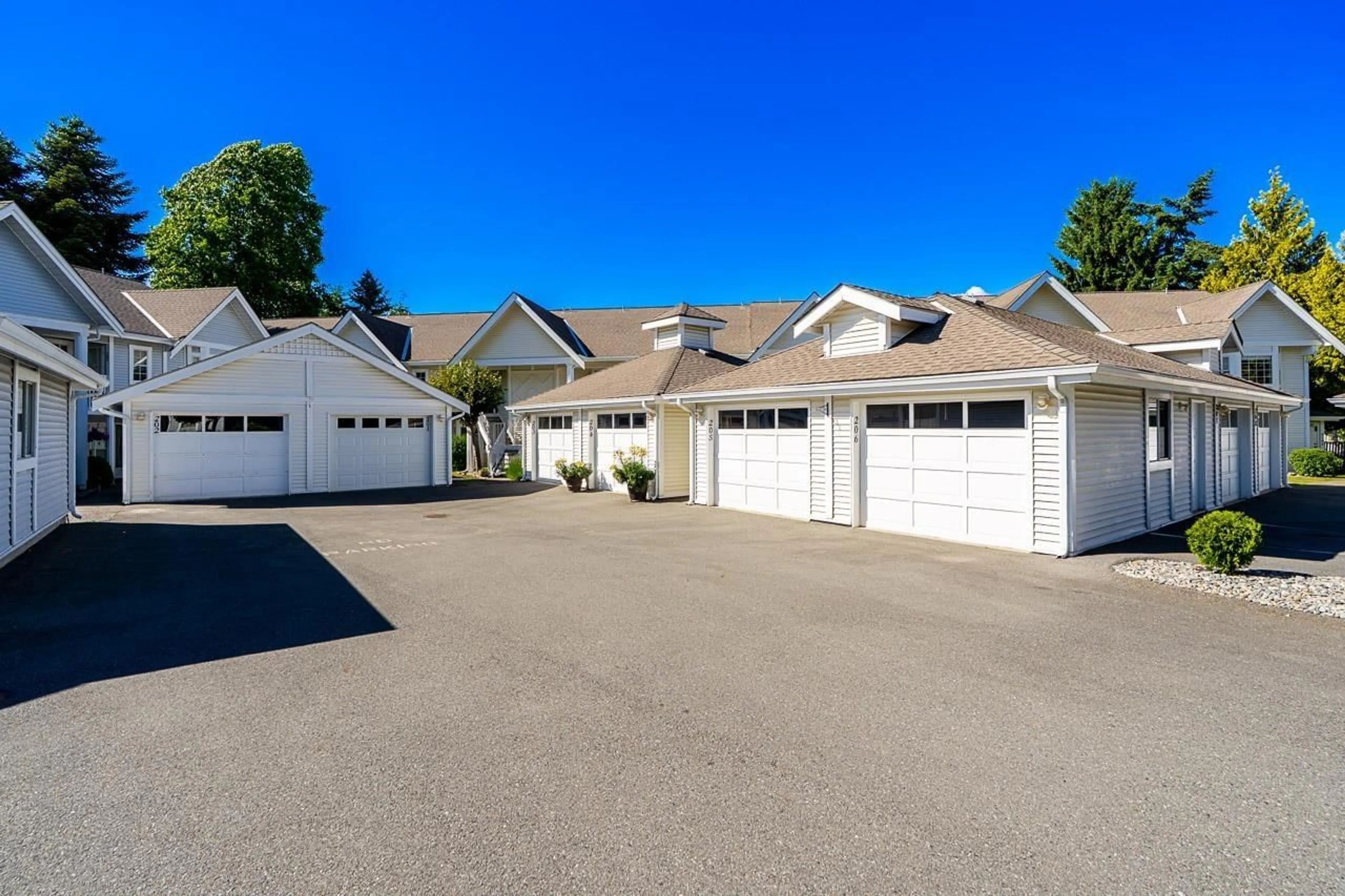 Indoor garage for 206 - 9109 154 STREET, Surrey British Columbia V3R9G8