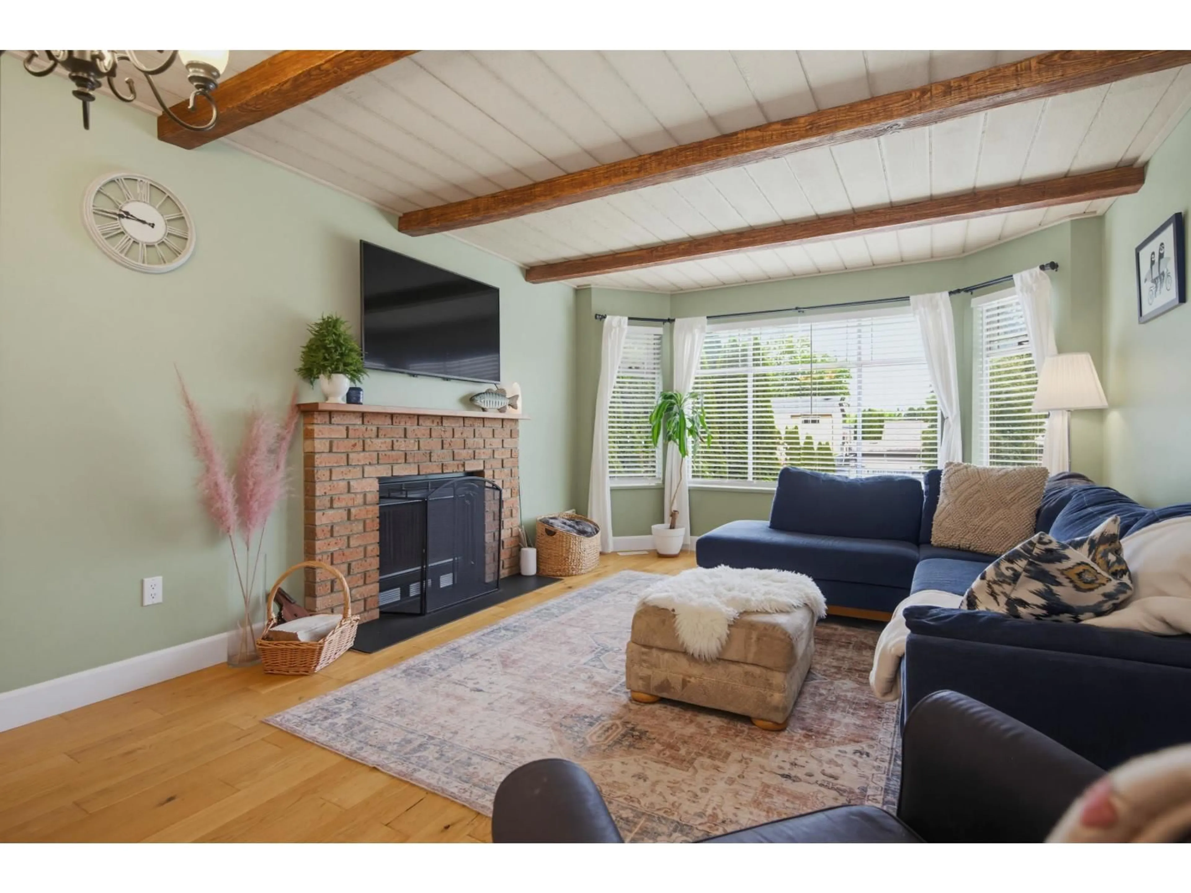 Living room with furniture, wood/laminate floor for 6079 173A STREET, Surrey British Columbia V3S6Y3