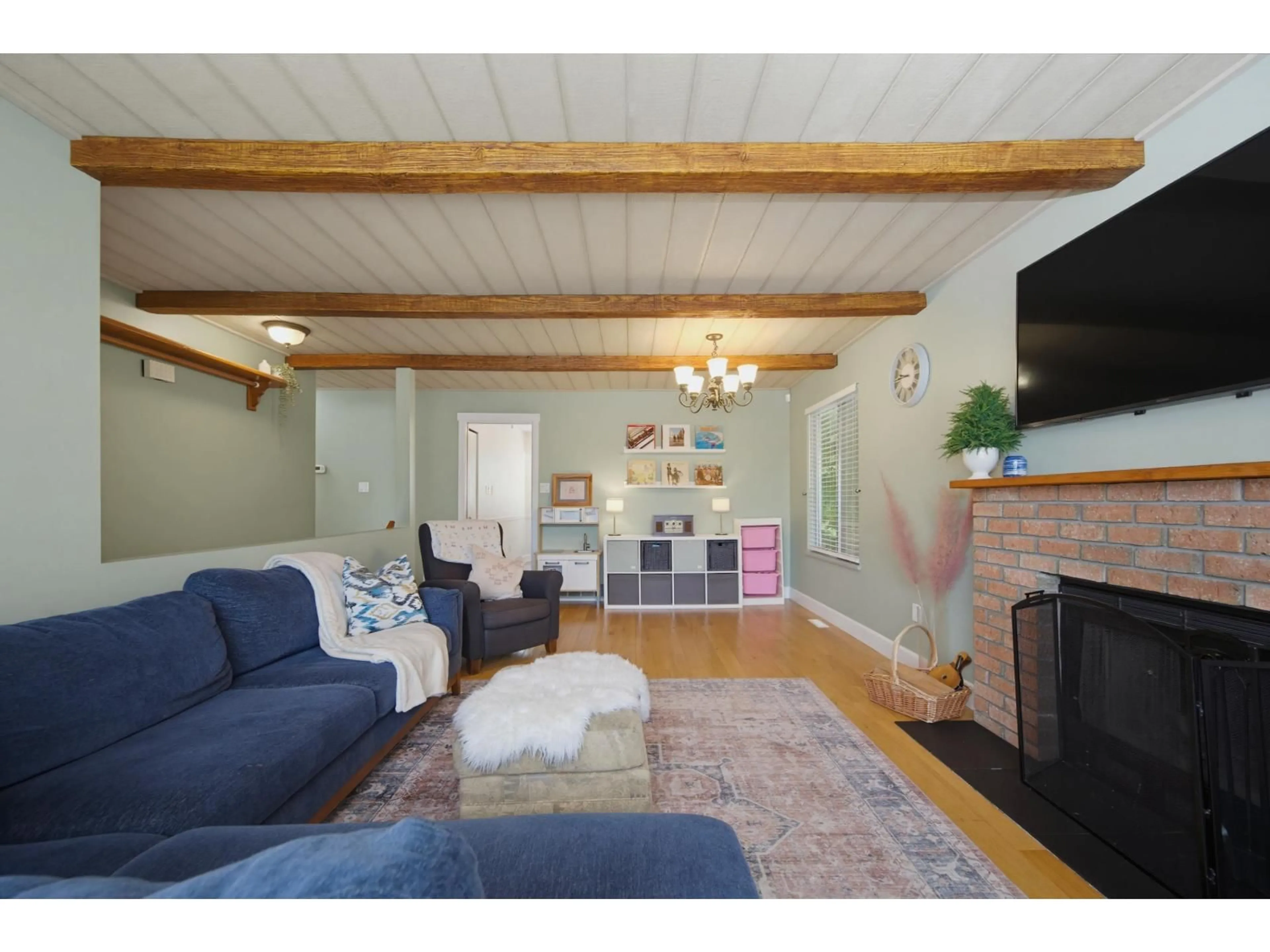 Living room with furniture, wood/laminate floor for 6079 173A STREET, Surrey British Columbia V3S6Y3