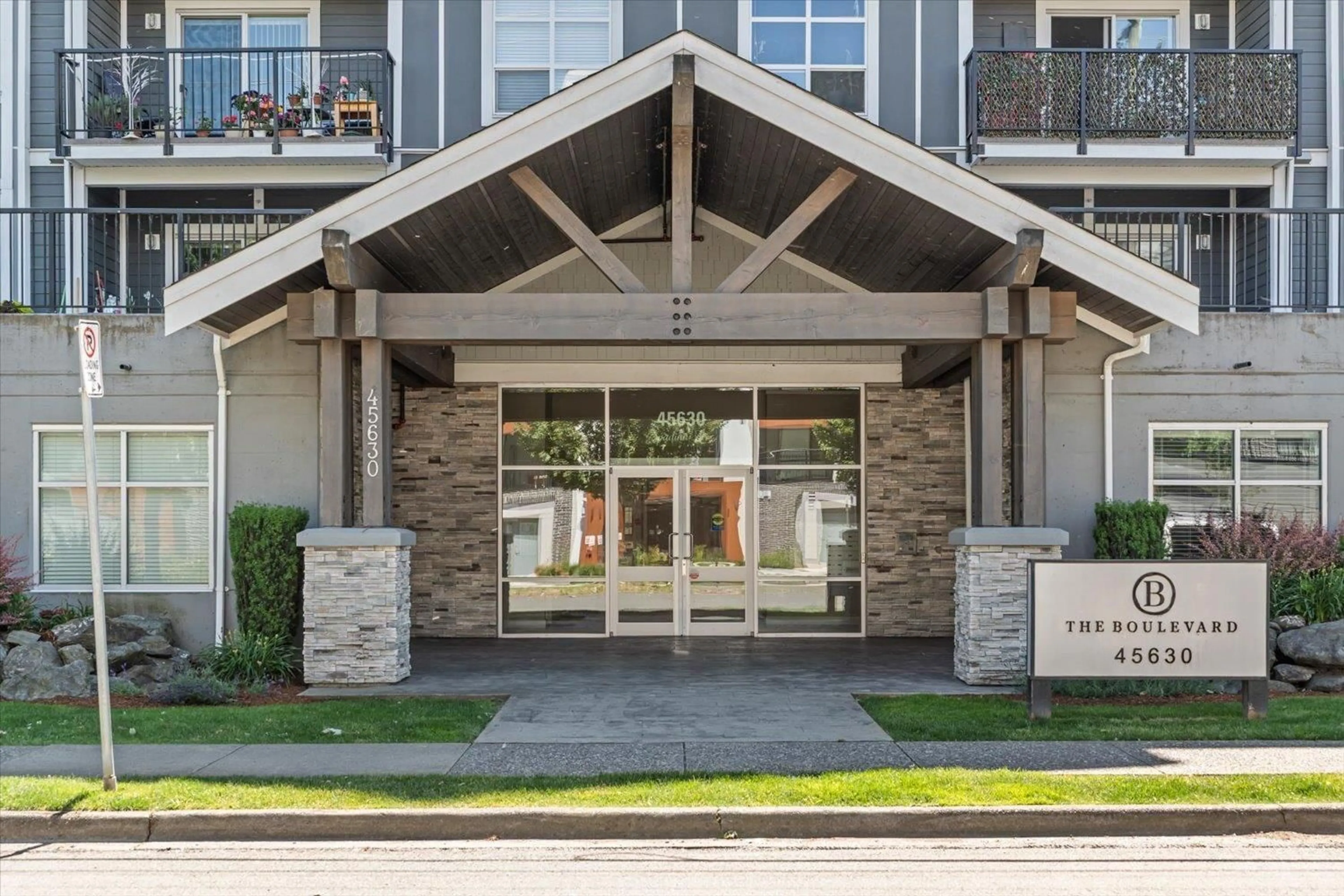 Indoor foyer for 104 - 45630 SPADINA AVENUE, Chilliwack British Columbia V2P0G9