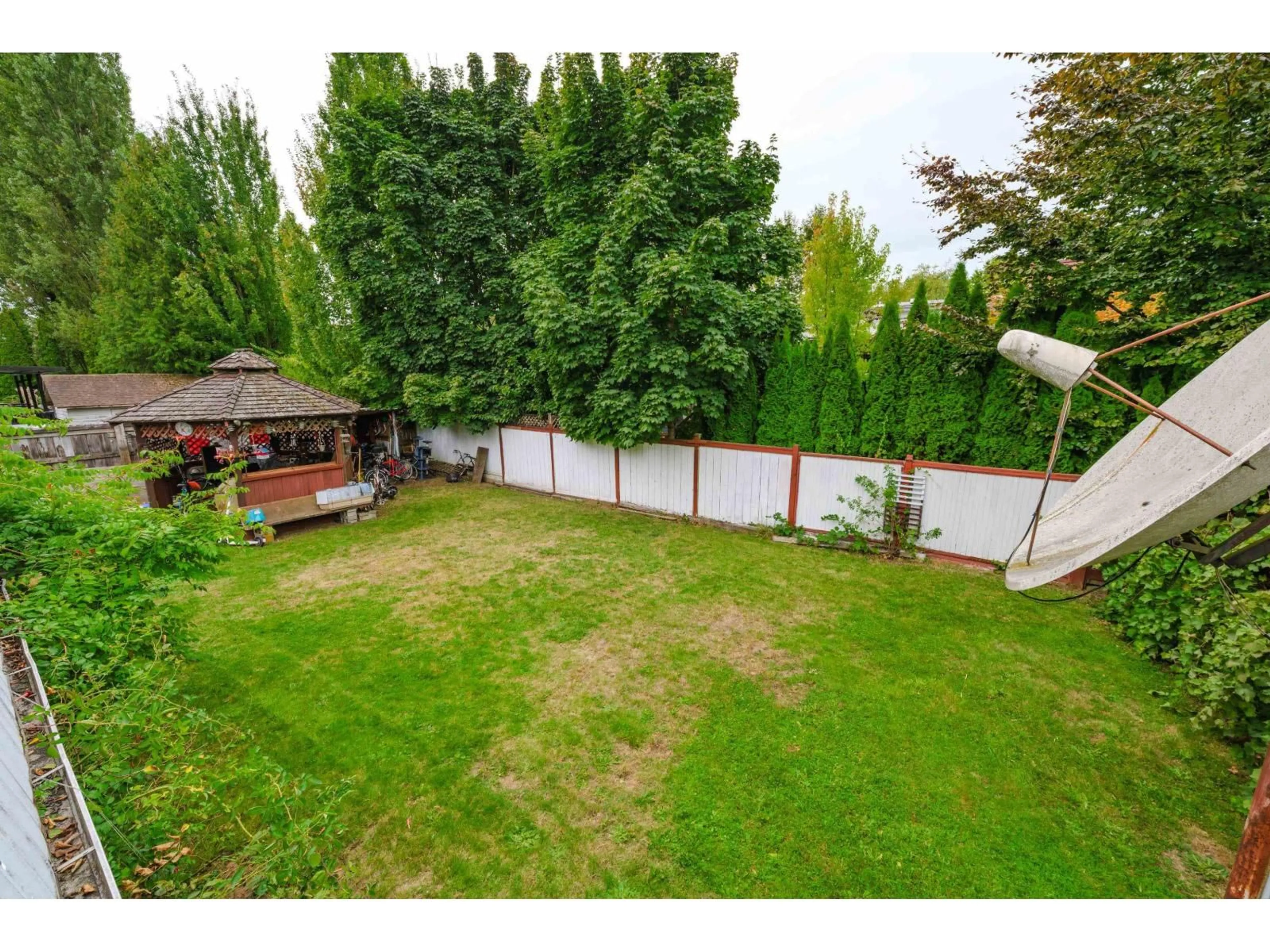 A pic from outside/outdoor area/front of a property/back of a property/a pic from drone, unknown for 9253 137A STREET, Surrey British Columbia V3V5W8