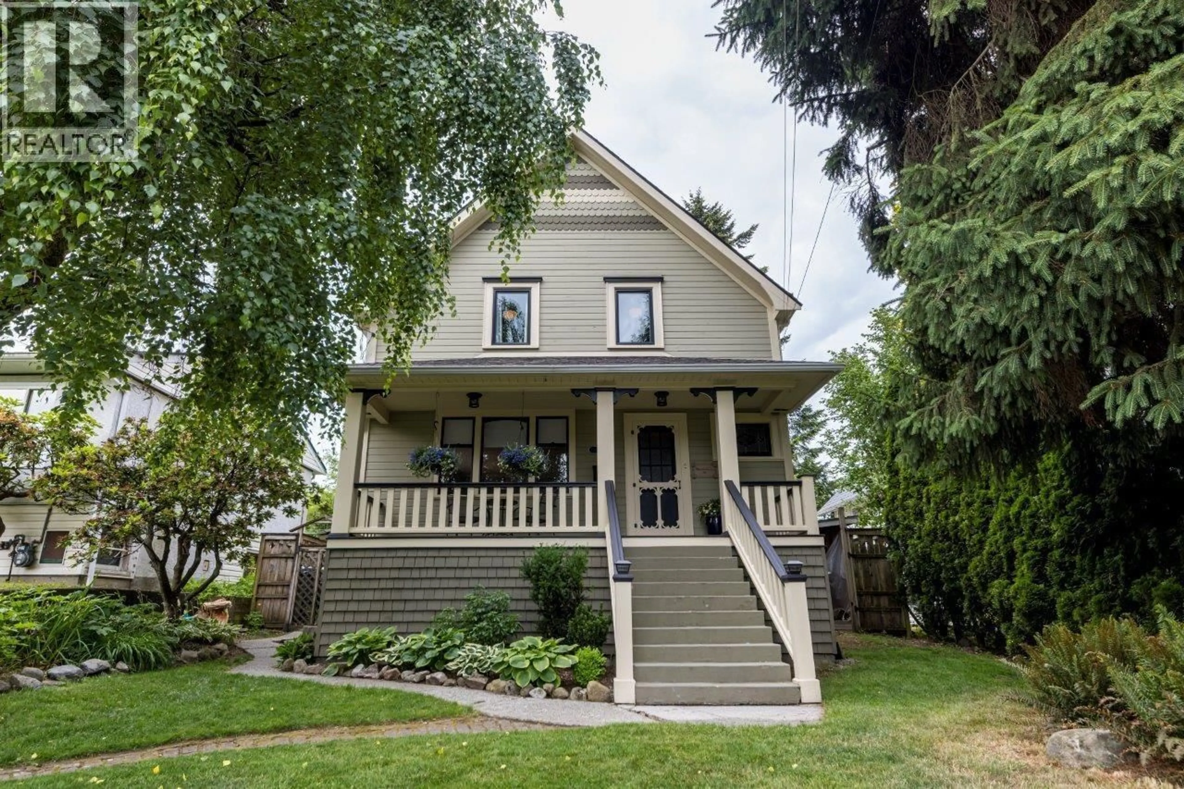 Home with vinyl exterior material, street for 618 COLBORNE STREET, New Westminster British Columbia V3L2C9