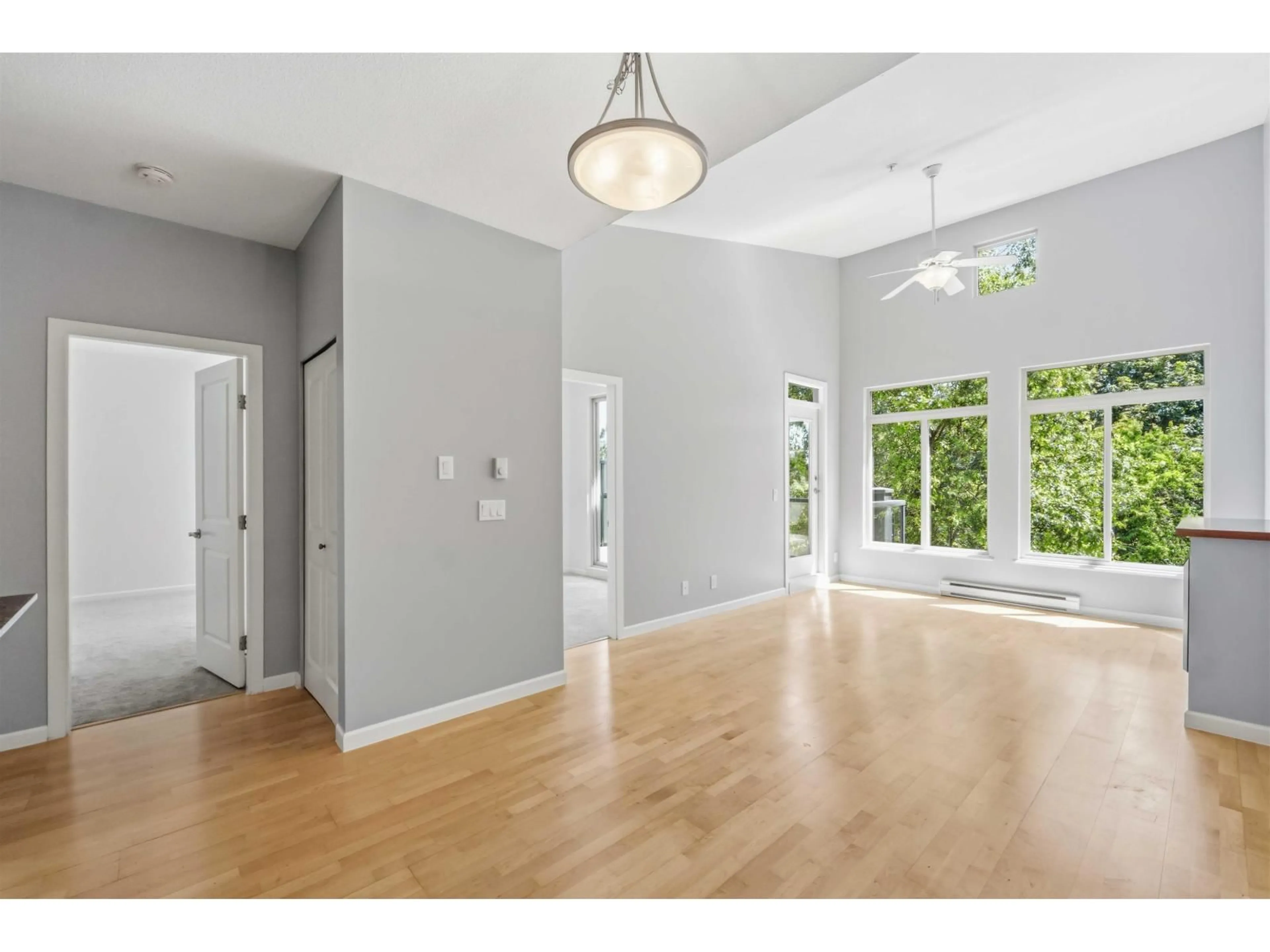 Indoor entryway for 421 - 15385 101A AVENUE, Surrey British Columbia V3R0B4