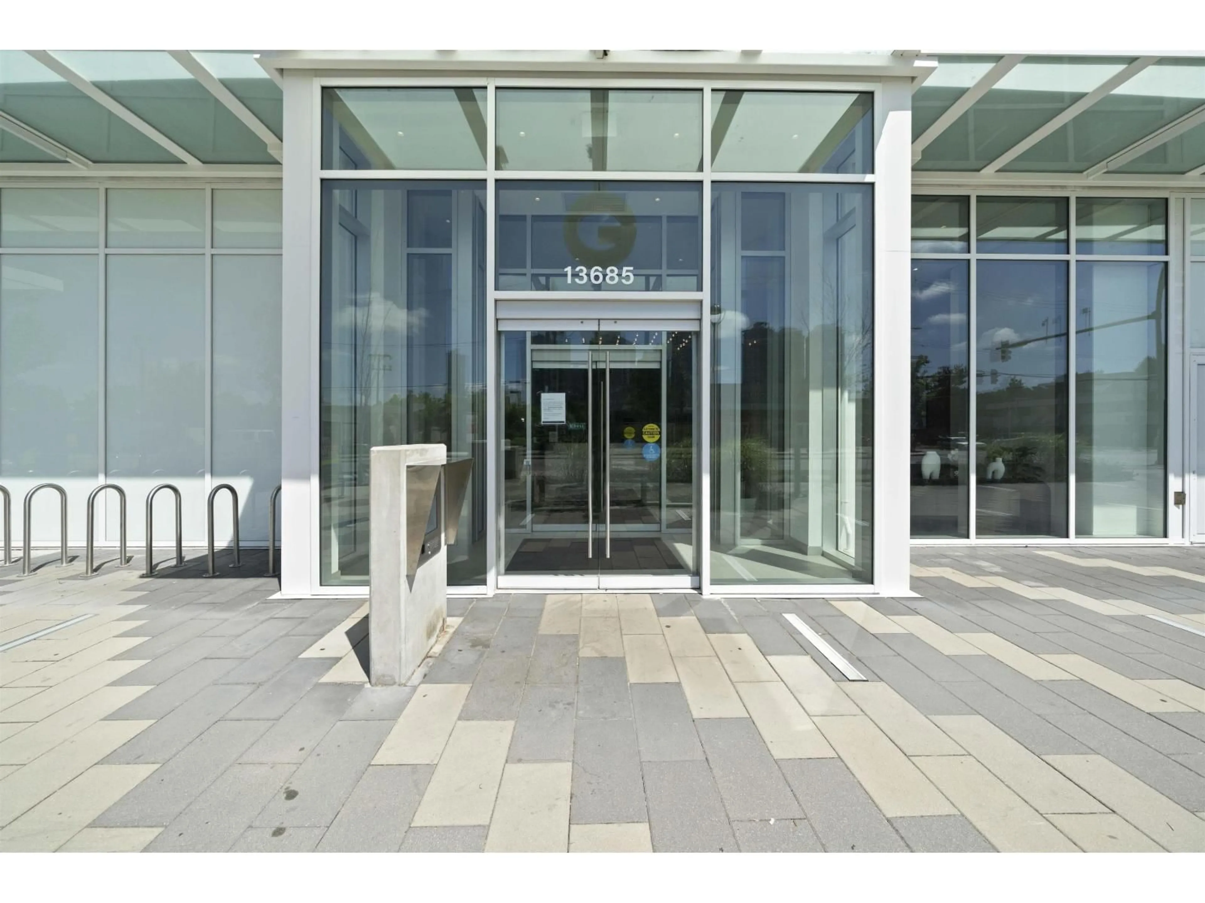 Indoor foyer for 608 - 13685 102 AVENUE, Surrey British Columbia V3T0S2