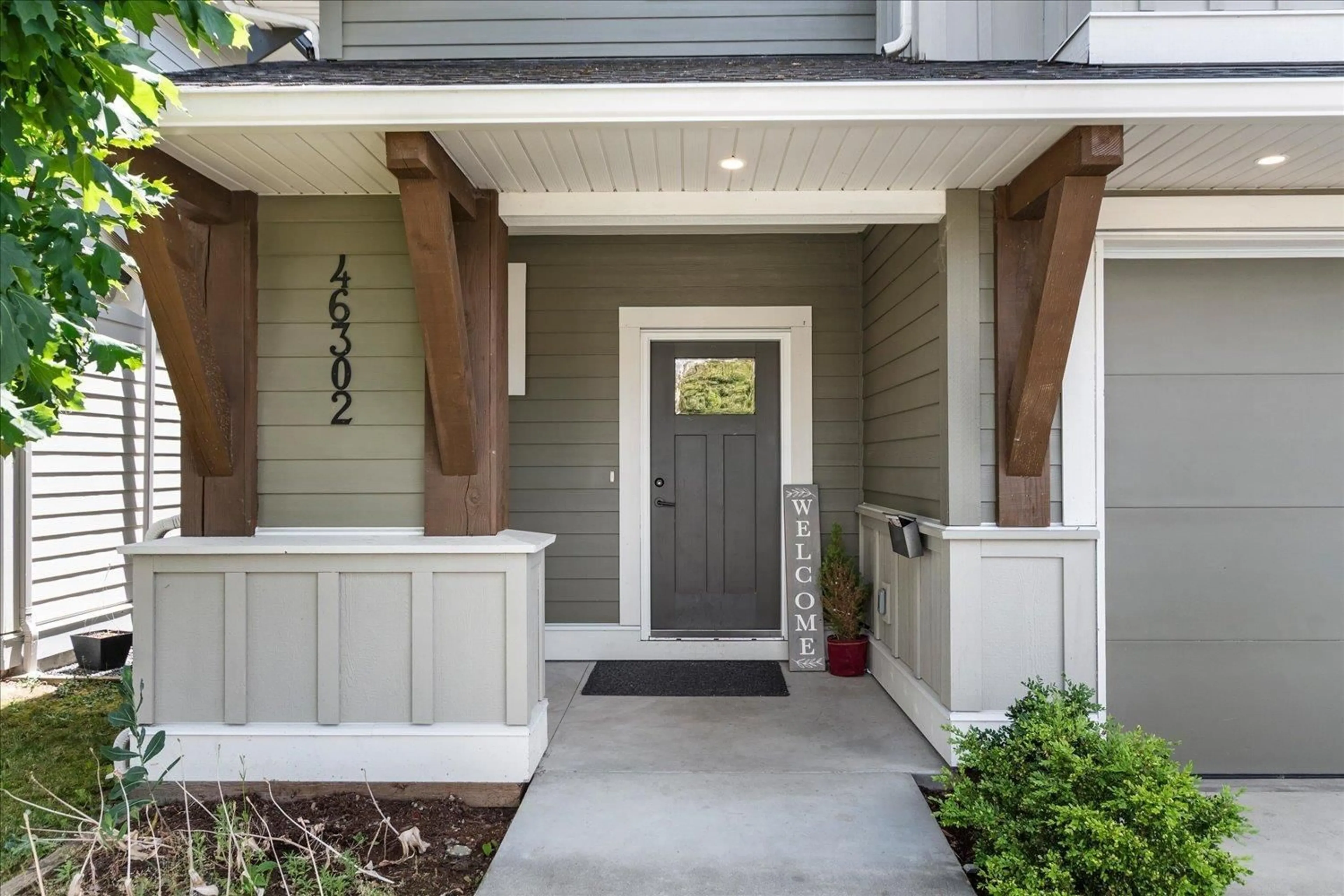 Indoor entryway for 46302 RIVERSIDE DRIVE, Chilliwack British Columbia V2P3L3
